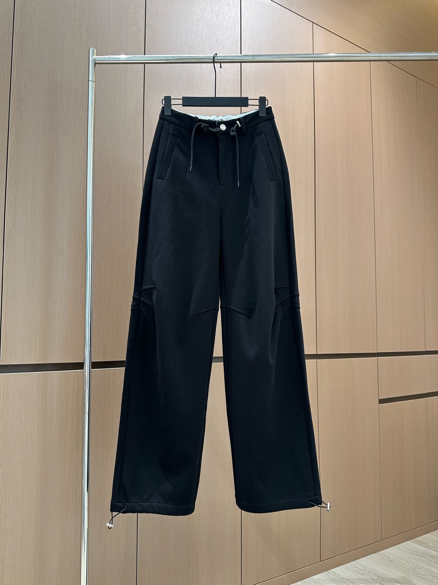 🛒𝐍𝐄𝐖 · 𝟐𝟎𝟐5/爆款现货原单品质 设计师原创｜25新款休闲裤颜色百搭高级 定制内衬字母贴条尽显高