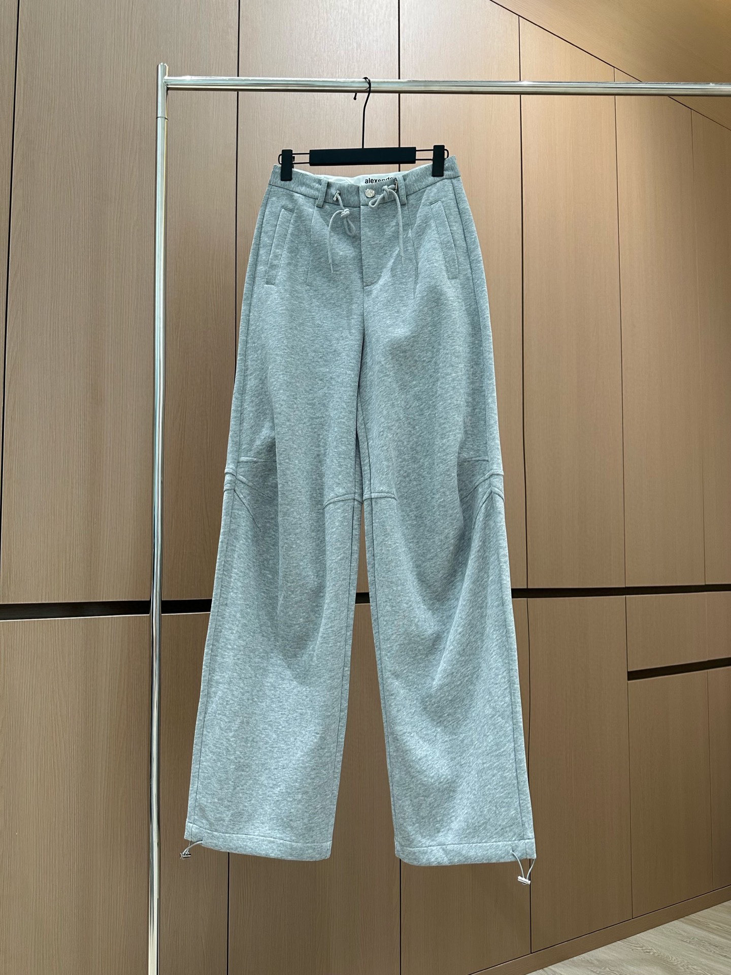 🛒𝐍𝐄𝐖 · 𝟐𝟎𝟐5/爆款现货原单品质 设计师原创｜25新款休闲裤颜色百搭高级 定制内衬字母贴条尽显高