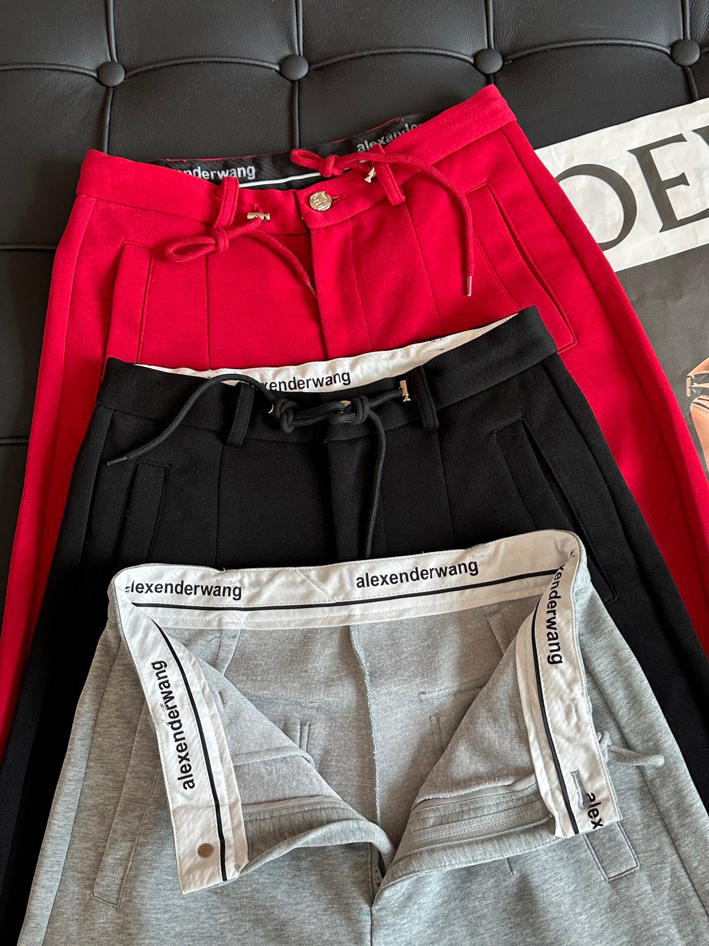 🛒𝐍𝐄𝐖 · 𝟐𝟎𝟐5/爆款现货原单品质 设计师原创｜25新款休闲裤颜色百搭高级 定制内衬字母贴条尽显高