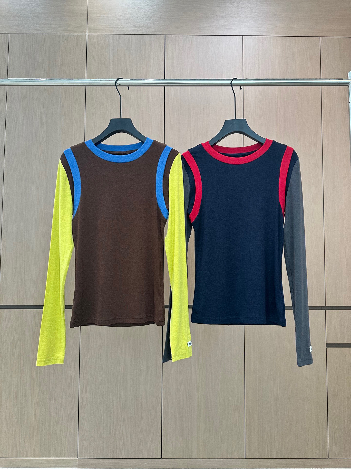 🛒𝐍𝐄𝐖 · 𝟐𝟎𝟐5/爆款现货设计师 原创｜2025新款天丝羊毛撞色打底衫云感舒适的系列！上身的触感谁