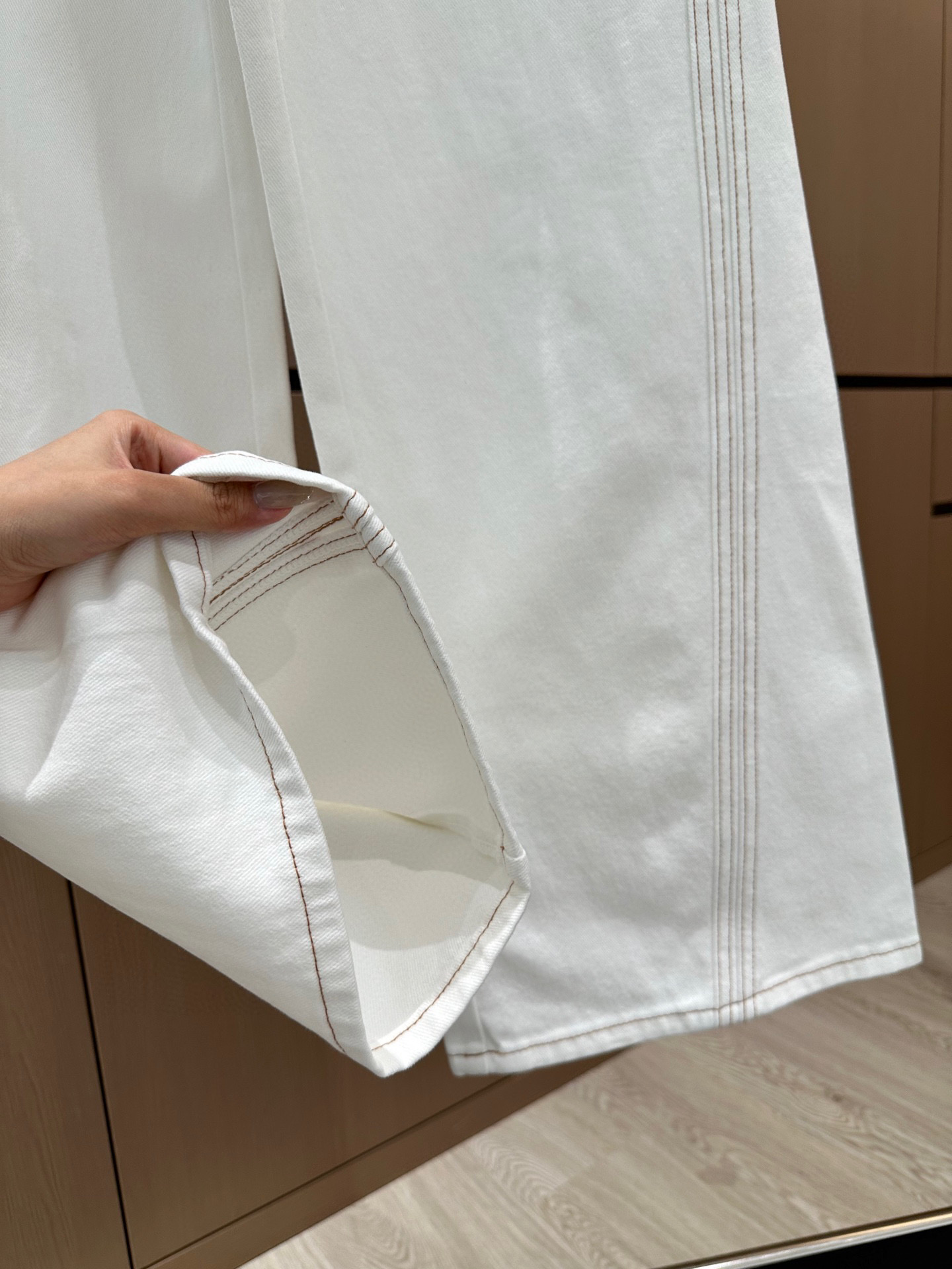 🛒𝐍𝐄𝐖 · 𝟐𝟎𝟐5/爆款现货设计师 原创｜女神同款明线刺绣牛仔裤 这款牛仔裤选用优质面料，工艺洗水，