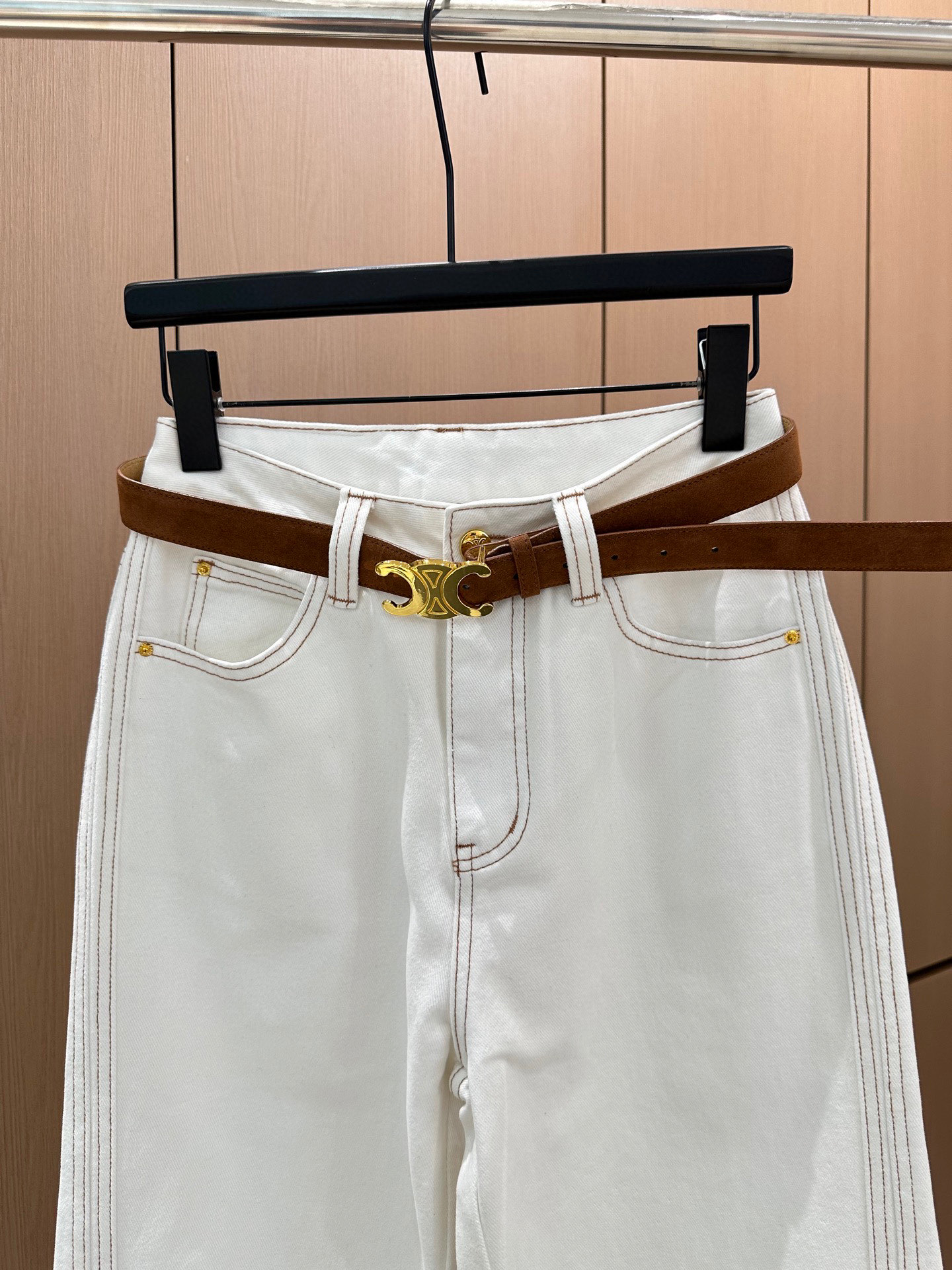 🛒𝐍𝐄𝐖 · 𝟐𝟎𝟐5/爆款现货设计师 原创｜女神同款明线刺绣牛仔裤 这款牛仔裤选用优质面料，工艺洗水，