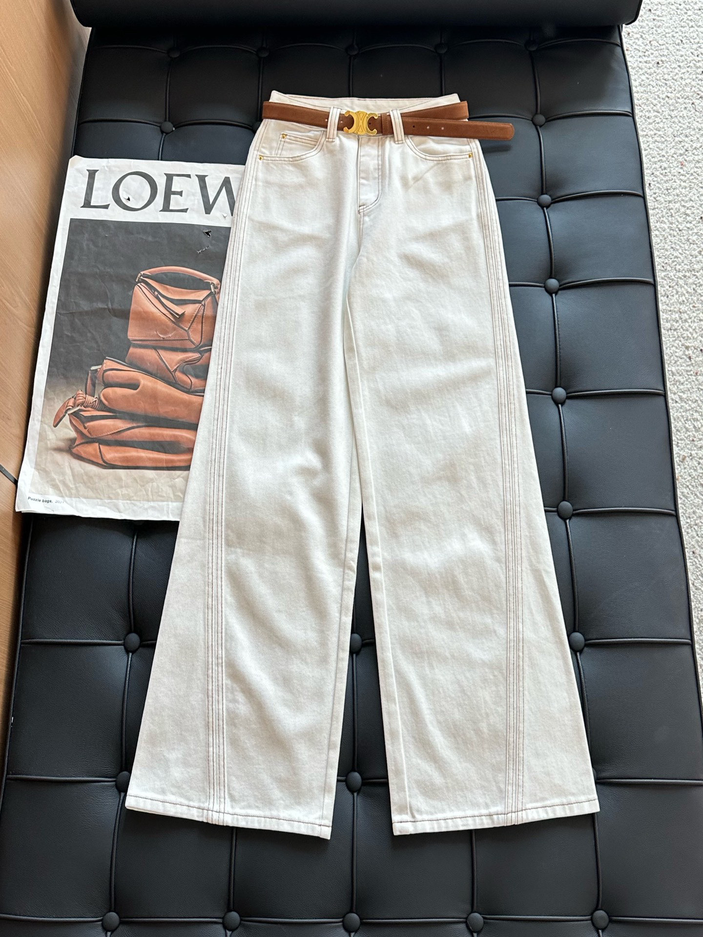 🛒𝐍𝐄𝐖 · 𝟐𝟎𝟐5/爆款现货设计师 原创｜女神同款明线刺绣牛仔裤 这款牛仔裤选用优质面料，工艺洗水，