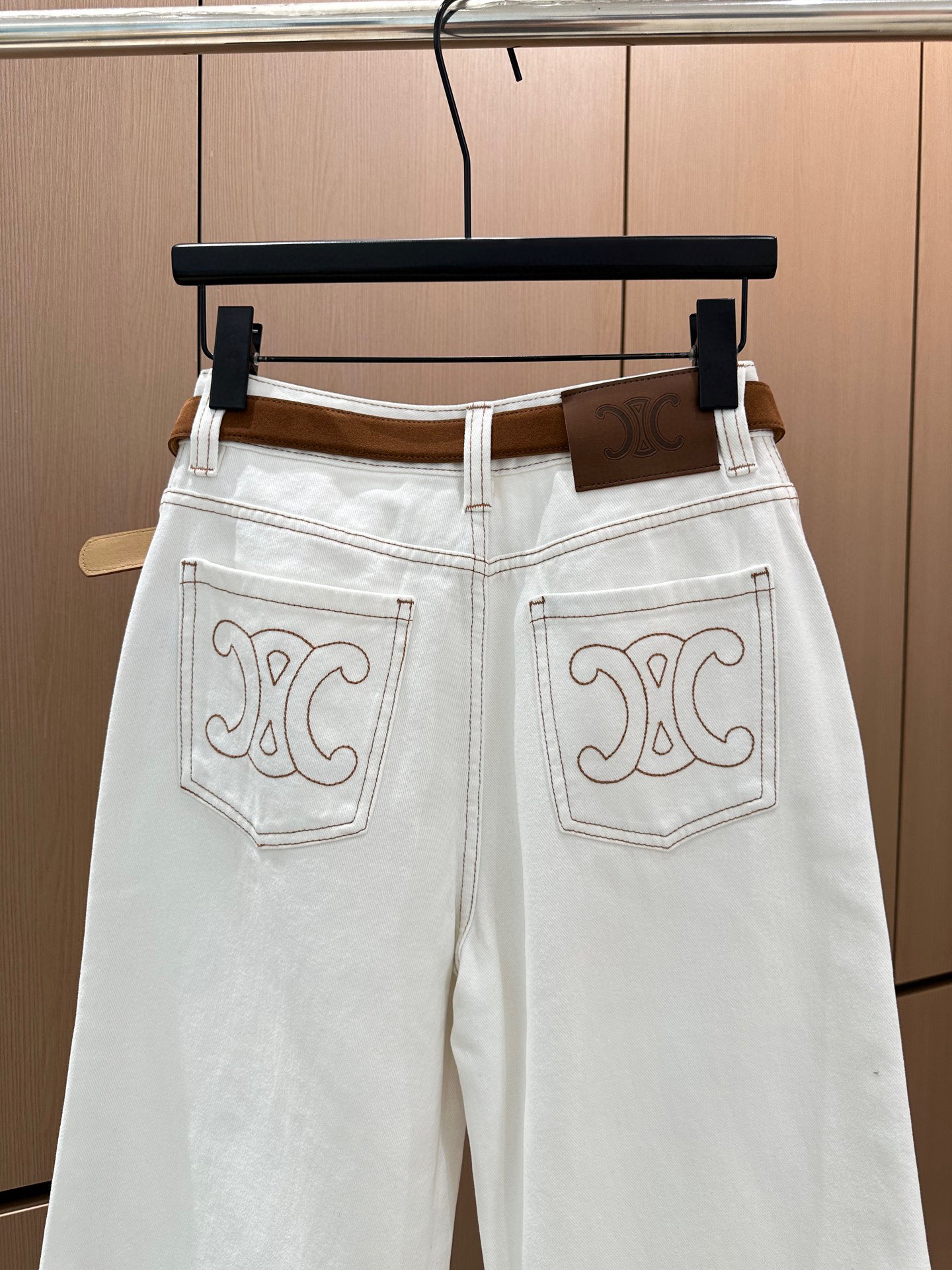 🛒𝐍𝐄𝐖 · 𝟐𝟎𝟐5/爆款现货设计师 原创｜女神同款明线刺绣牛仔裤 这款牛仔裤选用优质面料，工艺洗水，