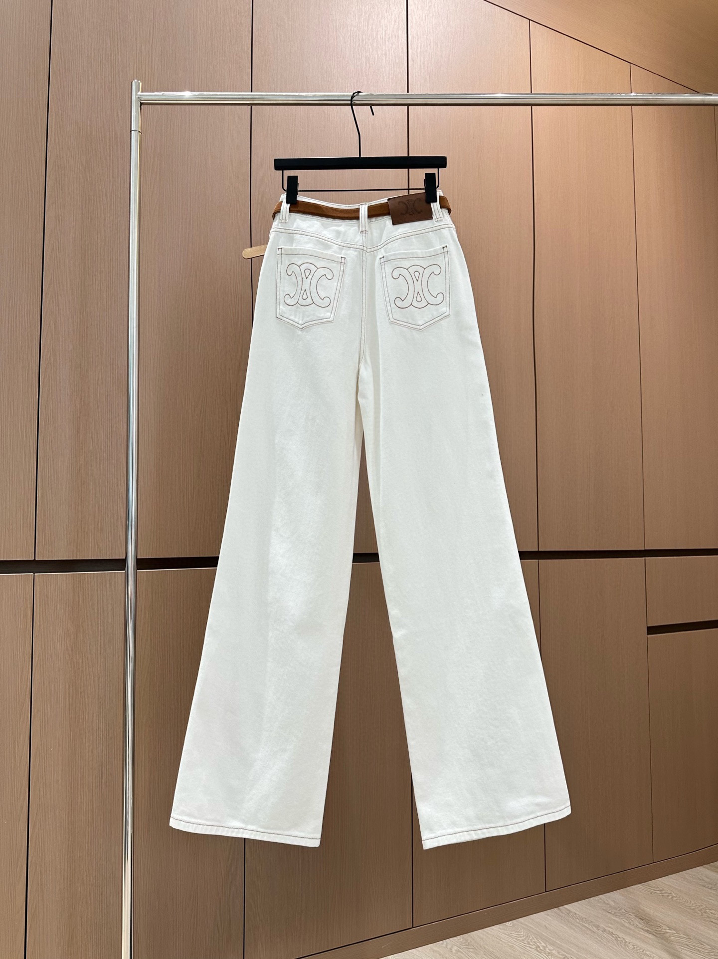 🛒𝐍𝐄𝐖 · 𝟐𝟎𝟐5/爆款现货设计师 原创｜女神同款明线刺绣牛仔裤 这款牛仔裤选用优质面料，工艺洗水，