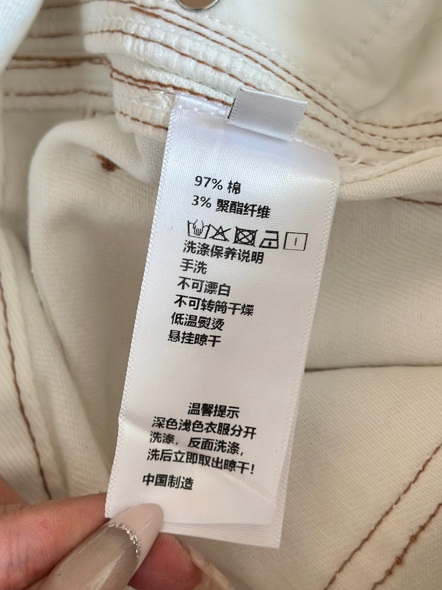 🛒𝐍𝐄𝐖 · 𝟐𝟎𝟐5/爆款现货设计师 原创｜女神同款明线刺绣牛仔裤 这款牛仔裤选用优质面料，工艺洗水，