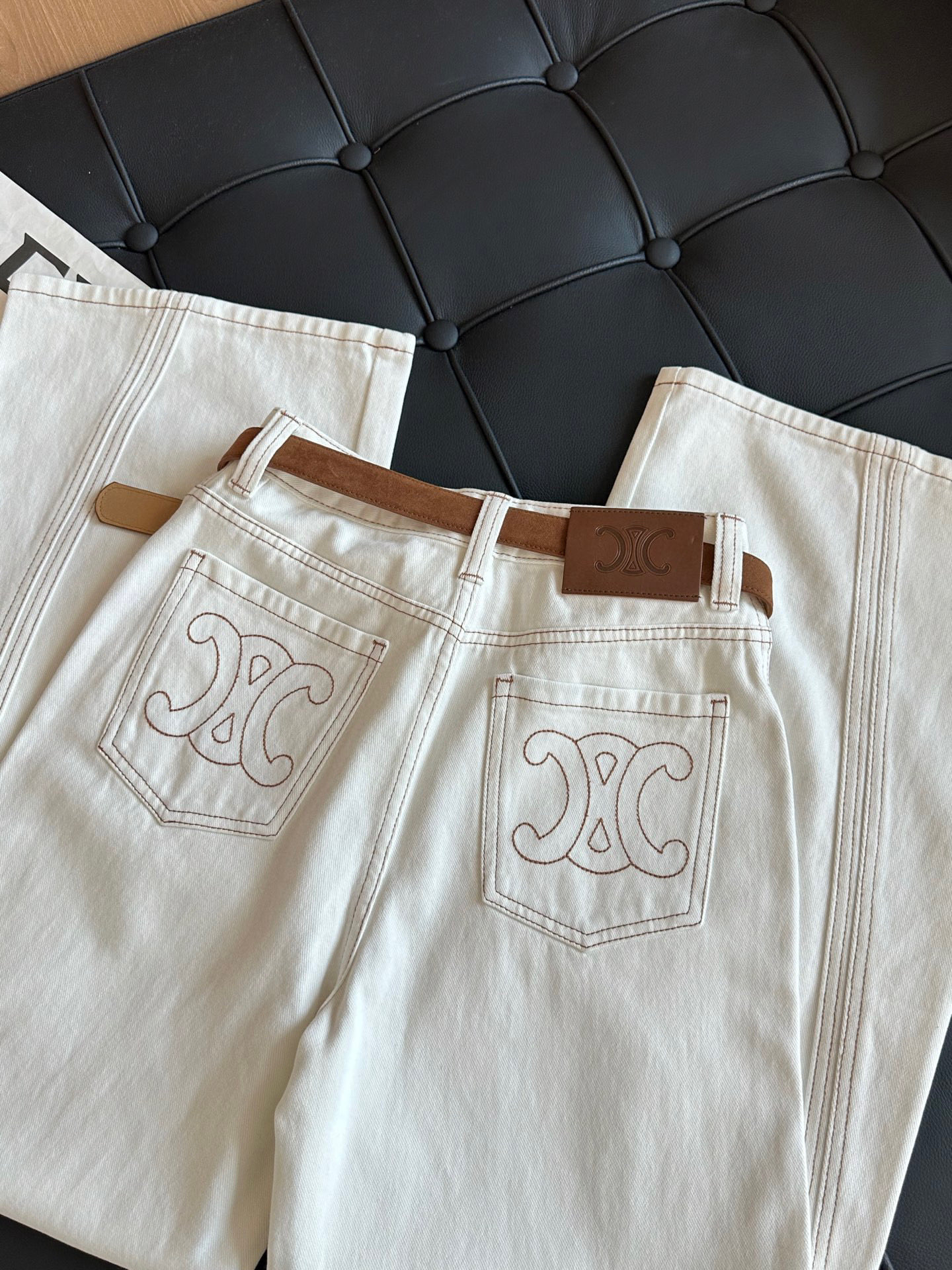 🛒𝐍𝐄𝐖 · 𝟐𝟎𝟐5/爆款现货设计师 原创｜女神同款明线刺绣牛仔裤 这款牛仔裤选用优质面料，工艺洗水，