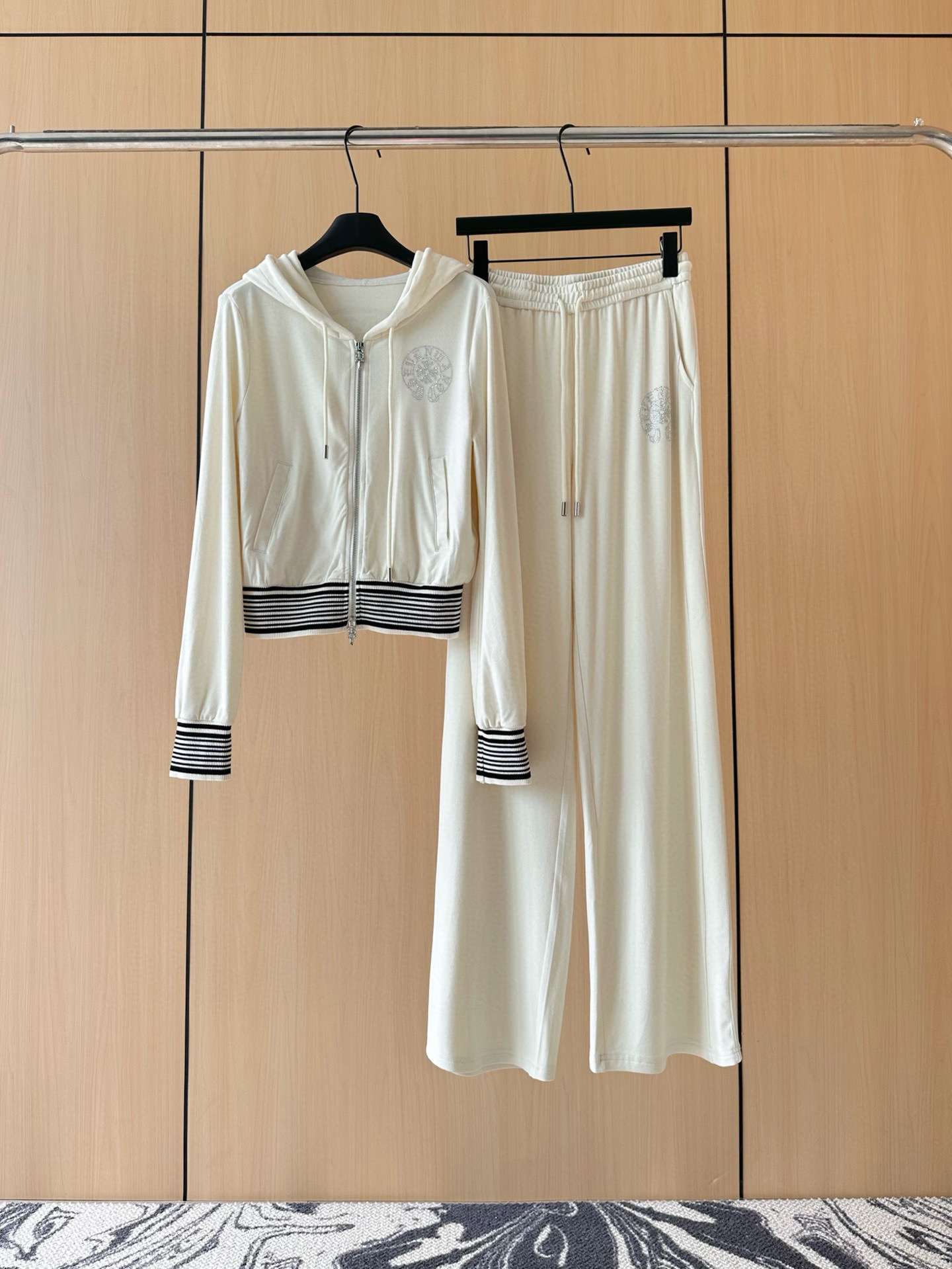 🛒𝐍𝐄𝐖 · 𝟐𝟎𝟐5/爆款现货设计师 原创｜25早秋新品套装！高端定制带帽开衫，搭配松紧腰长裤极简主义