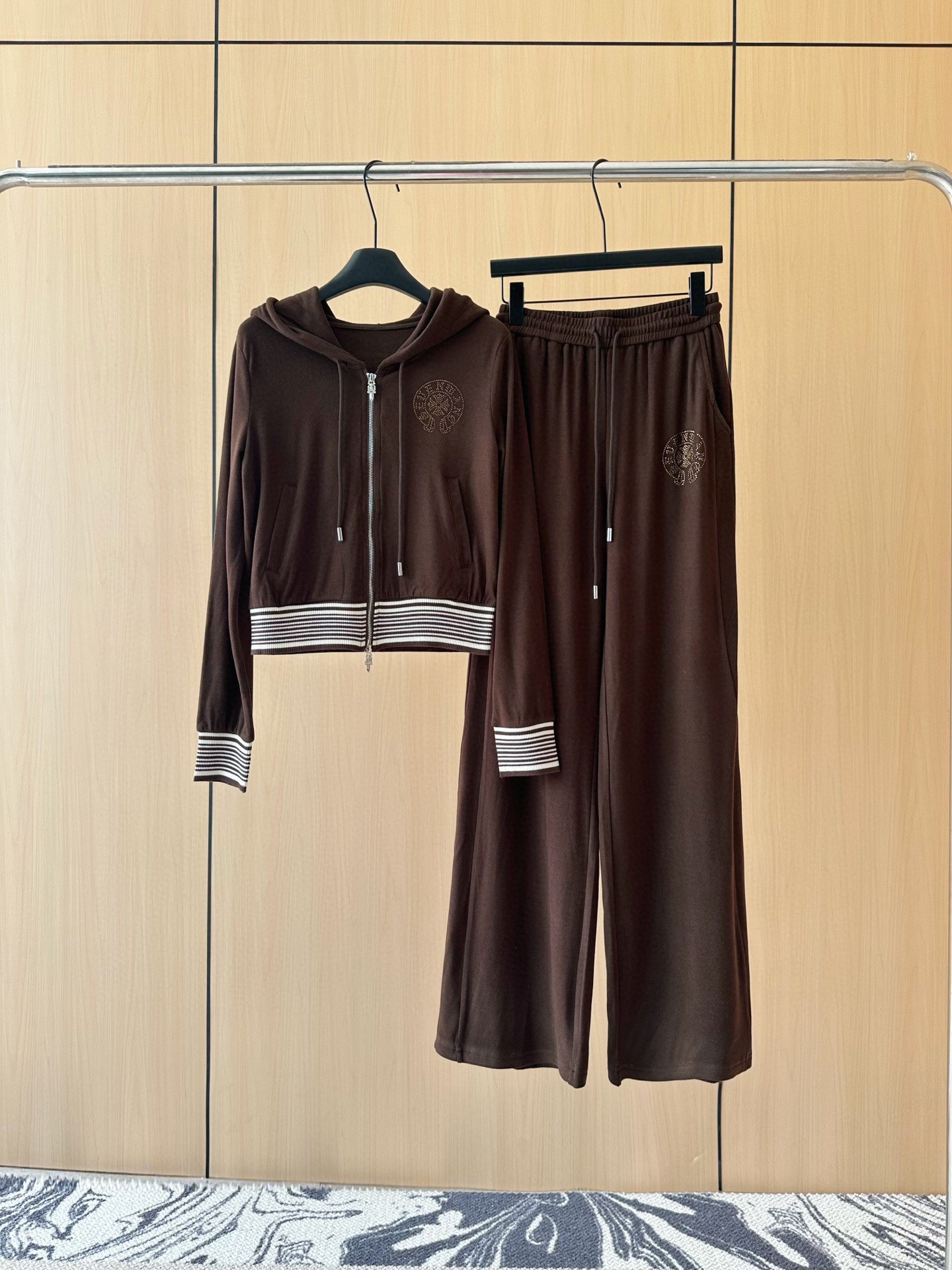 🛒𝐍𝐄𝐖 · 𝟐𝟎𝟐5/爆款现货设计师 原创｜25早秋新品套装！高端定制带帽开衫，搭配松紧腰长裤极简主义