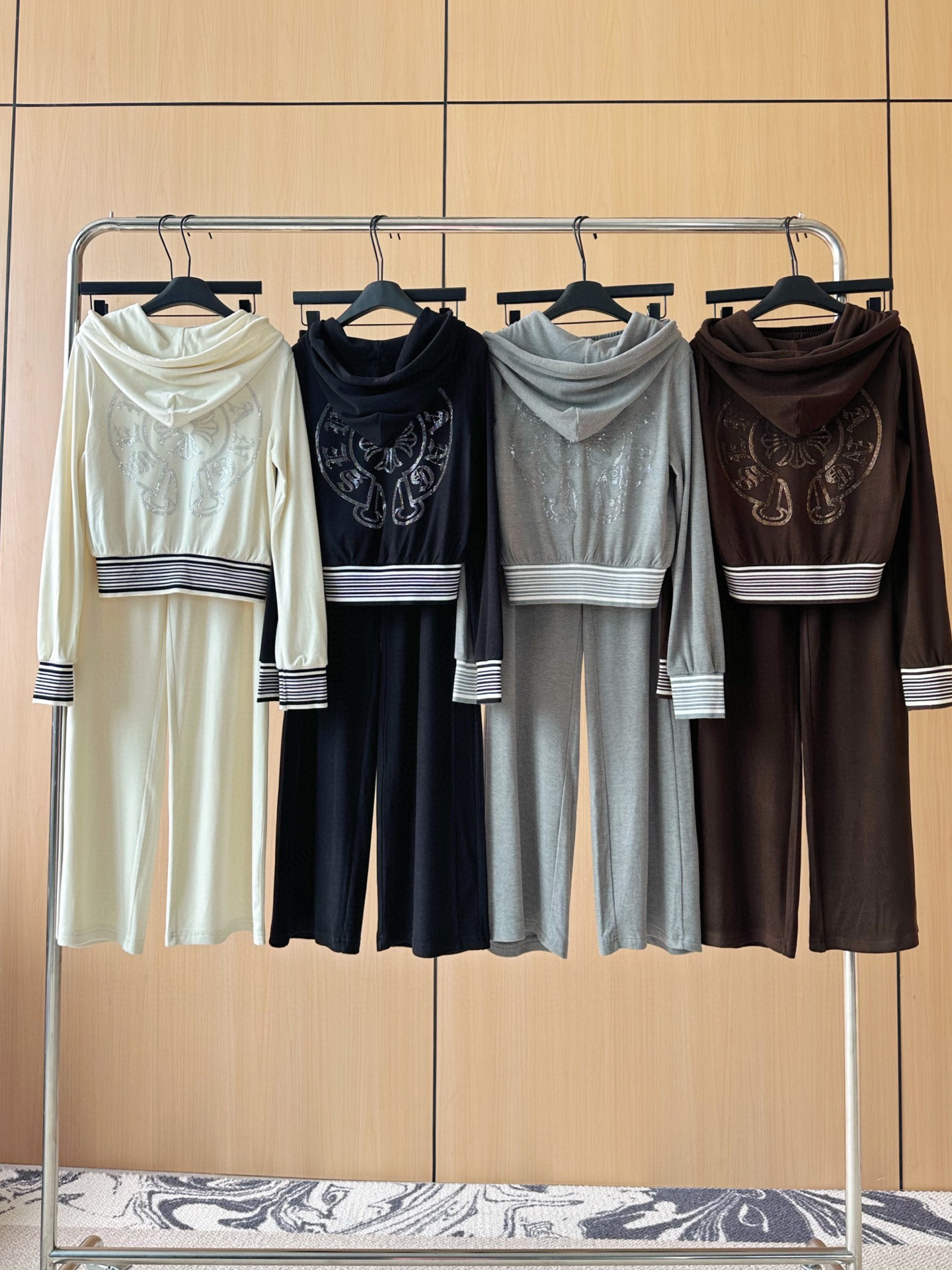 🛒𝐍𝐄𝐖 · 𝟐𝟎𝟐5/爆款现货设计师 原创｜25早秋新品套装！高端定制带帽开衫，搭配松紧腰长裤极简主义