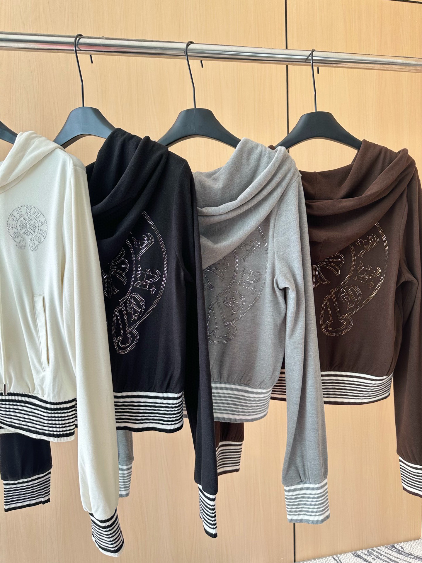 🛒𝐍𝐄𝐖 · 𝟐𝟎𝟐5/爆款现货设计师 原创｜25早秋新品套装！高端定制带帽开衫，搭配松紧腰长裤极简主义