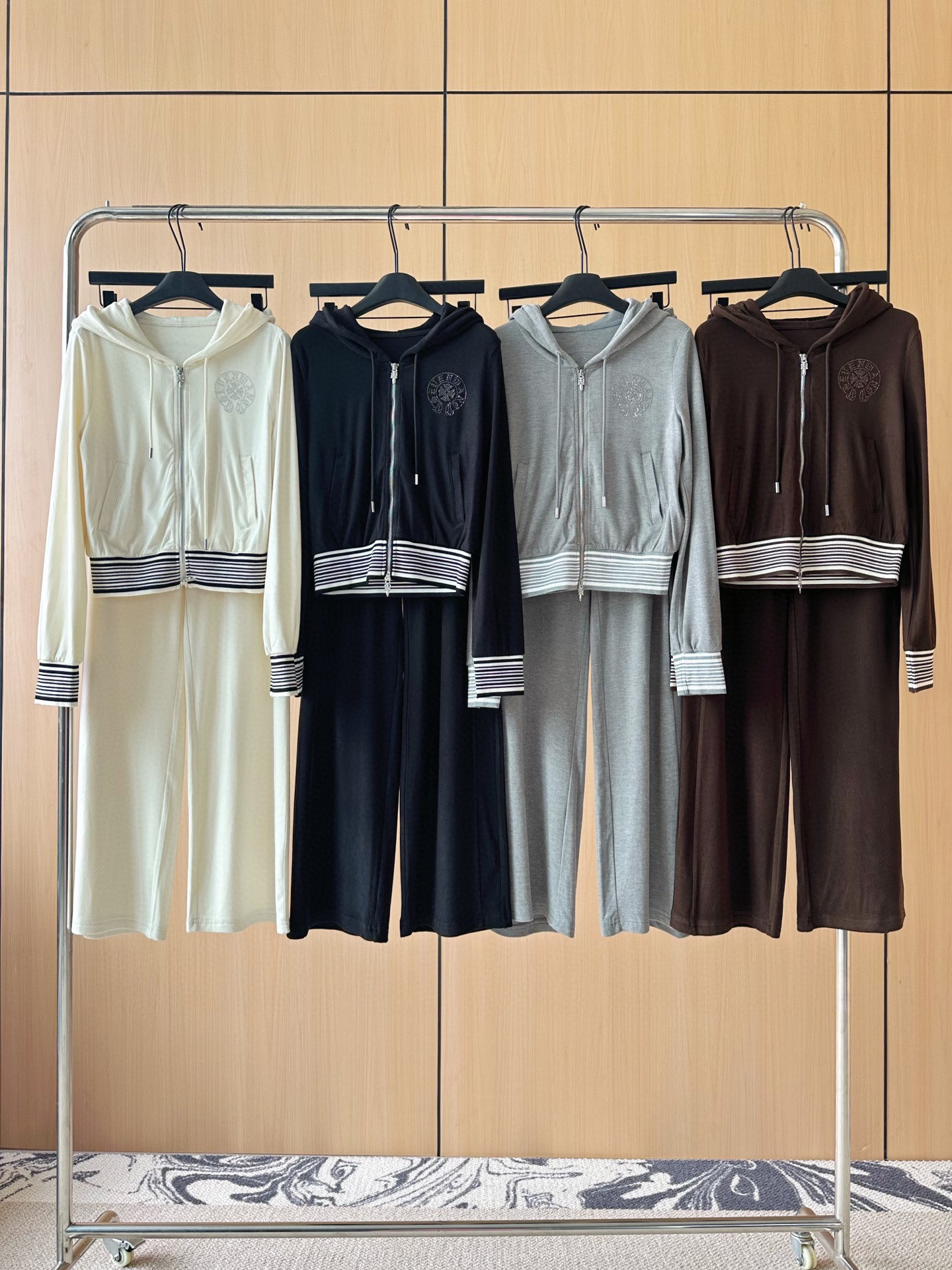 🛒𝐍𝐄𝐖 · 𝟐𝟎𝟐5/爆款现货设计师 原创｜25早秋新品套装！高端定制带帽开衫，搭配松紧腰长裤极简主义