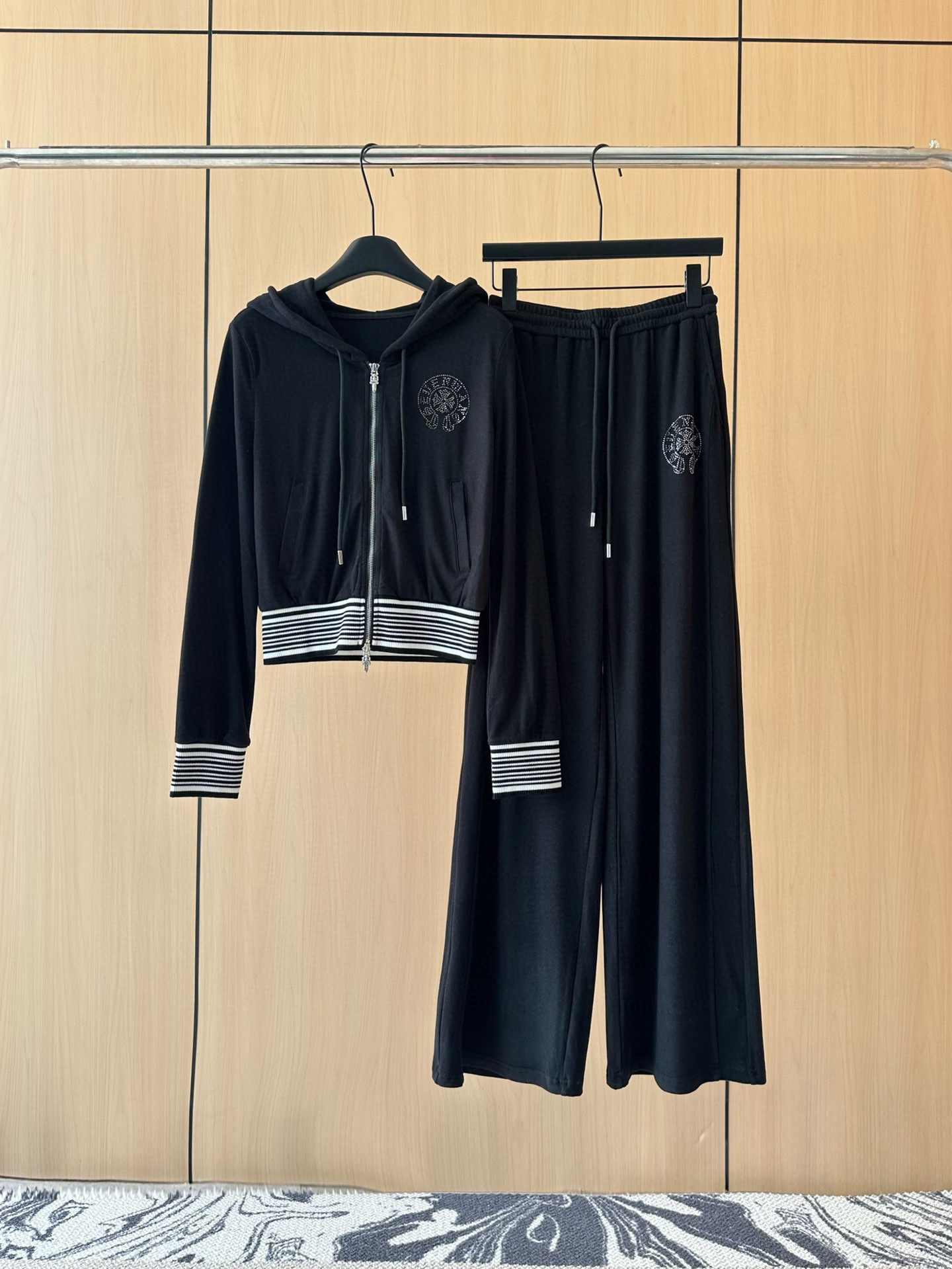 🛒𝐍𝐄𝐖 · 𝟐𝟎𝟐5/爆款现货设计师 原创｜25早秋新品套装！高端定制带帽开衫，搭配松紧腰长裤极简主义