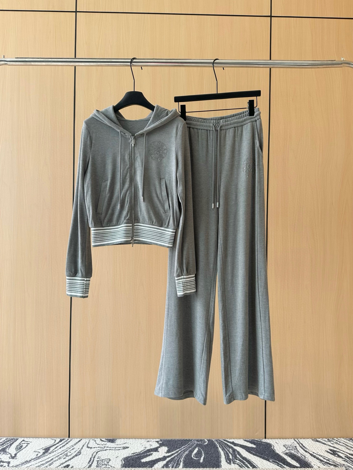 🛒𝐍𝐄𝐖 · 𝟐𝟎𝟐5/爆款现货设计师 原创｜25早秋新品套装！高端定制带帽开衫，搭配松紧腰长裤极简主义