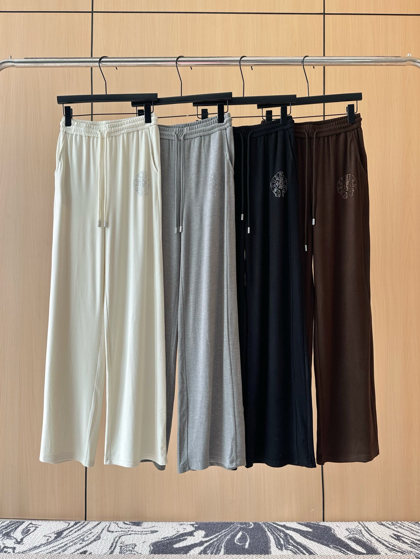 🛒𝐍𝐄𝐖 · 𝟐𝟎𝟐5/爆款现货设计师 原创｜25早秋新品套装！高端定制带帽开衫，搭配松紧腰长裤极简主义