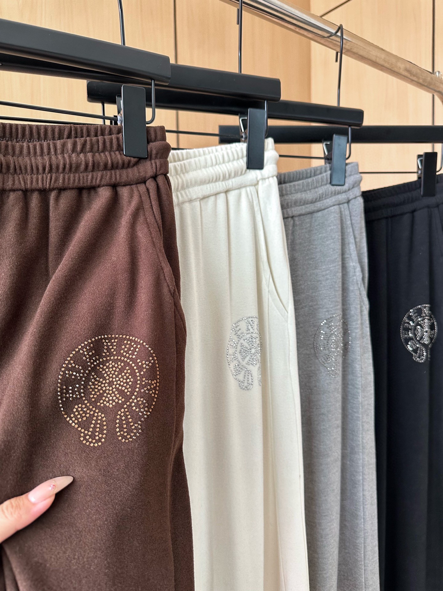 🛒𝐍𝐄𝐖 · 𝟐𝟎𝟐5/爆款现货设计师 原创｜25早秋新品套装！高端定制带帽开衫，搭配松紧腰长裤极简主义