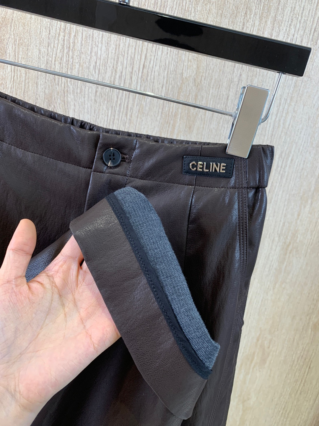 🛒𝐍𝐄𝐖 · 𝟐𝟎𝟐5/爆款现货原单品质 Celi*｜25新款贴标环保♻️进口植物蛋白皮皮裤四季皆可入，