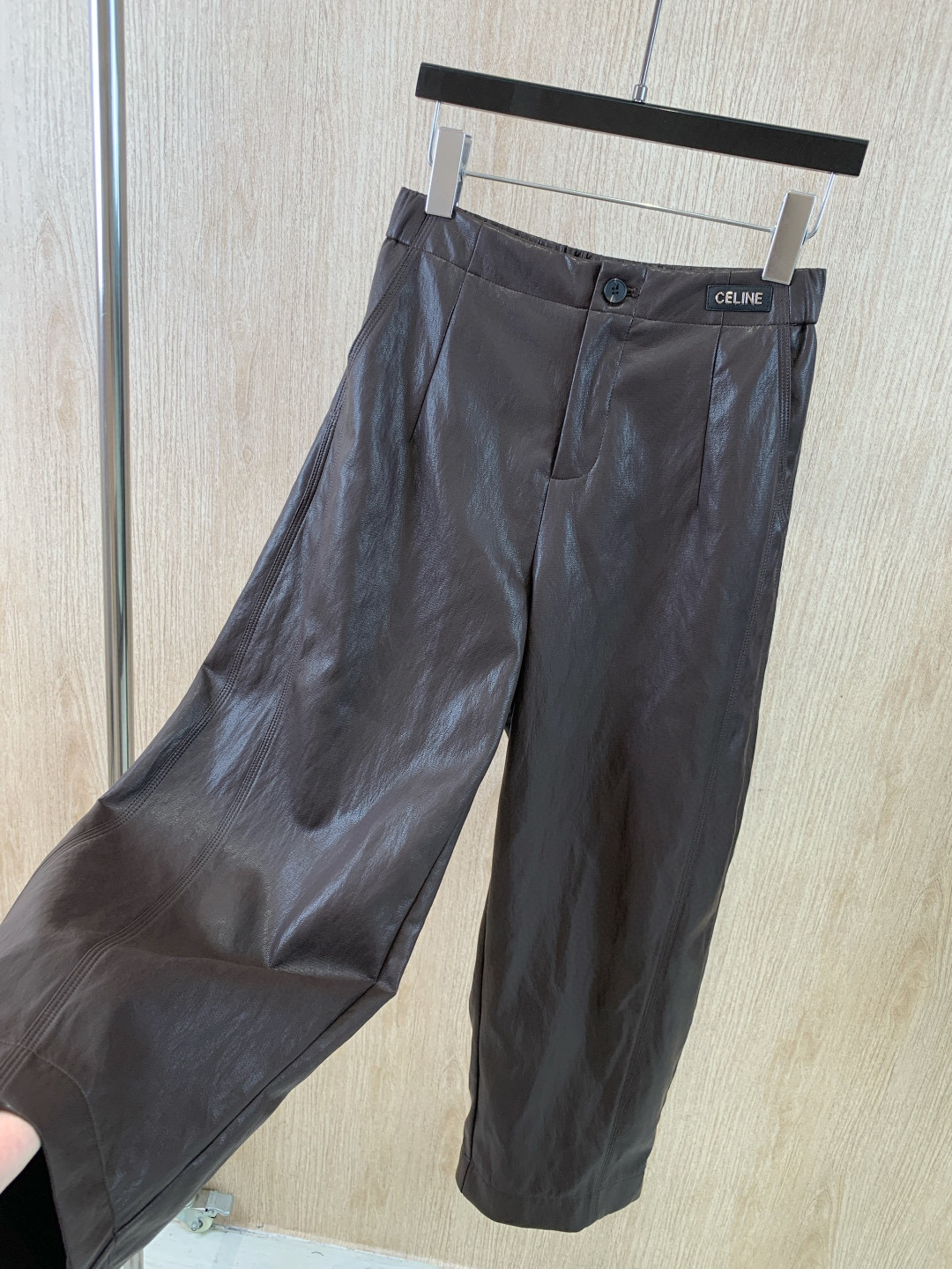 🛒𝐍𝐄𝐖 · 𝟐𝟎𝟐5/爆款现货原单品质 Celi*｜25新款贴标环保♻️进口植物蛋白皮皮裤四季皆可入，