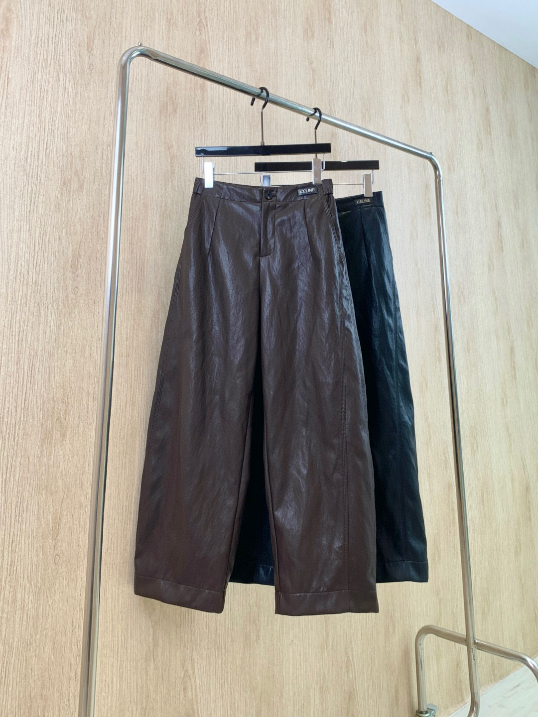 🛒𝐍𝐄𝐖 · 𝟐𝟎𝟐5/爆款现货原单品质 Celi*｜25新款贴标环保♻️进口植物蛋白皮皮裤四季皆可入，