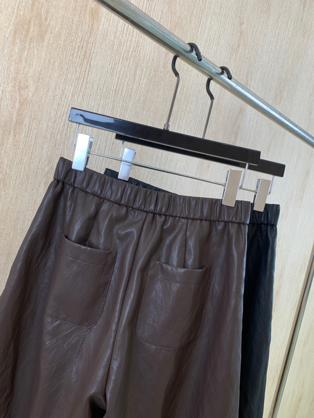 🛒𝐍𝐄𝐖 · 𝟐𝟎𝟐5/爆款现货原单品质 Celi*｜25新款贴标环保♻️进口植物蛋白皮皮裤四季皆可入，