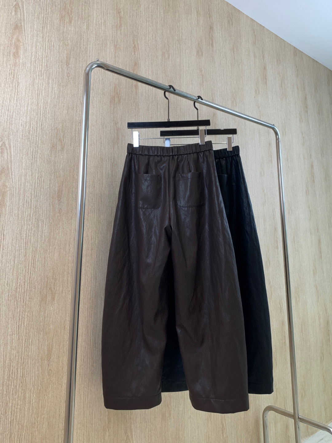 🛒𝐍𝐄𝐖 · 𝟐𝟎𝟐5/爆款现货原单品质 Celi*｜25新款贴标环保♻️进口植物蛋白皮皮裤四季皆可入，