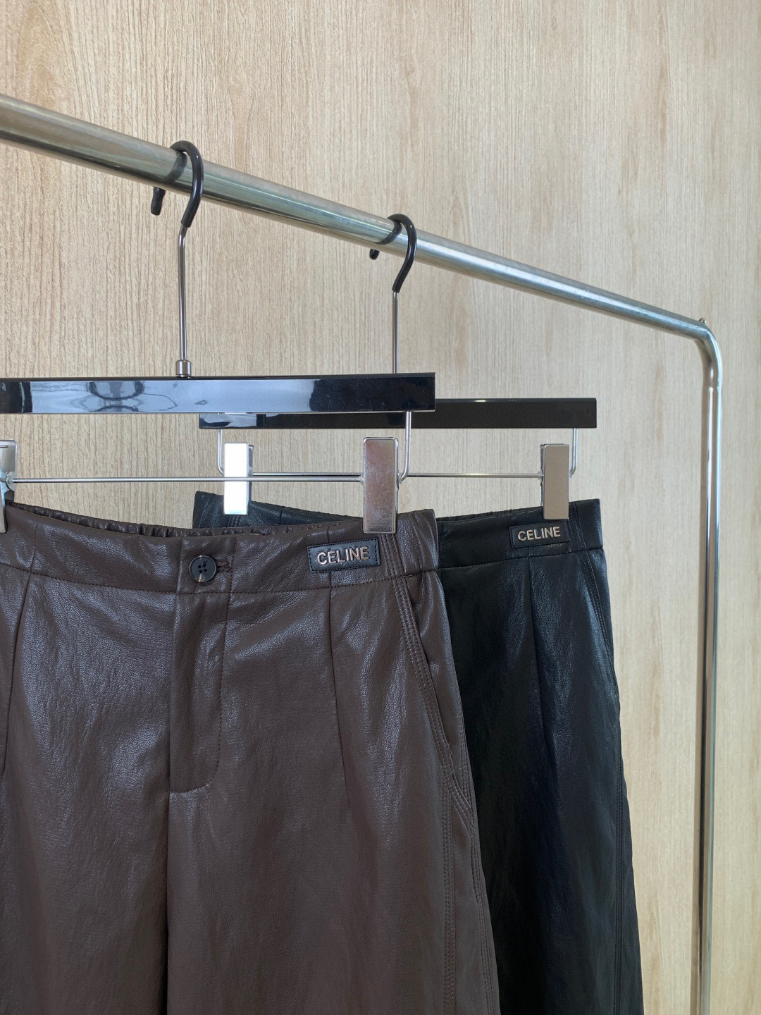 🛒𝐍𝐄𝐖 · 𝟐𝟎𝟐5/爆款现货原单品质 Celi*｜25新款贴标环保♻️进口植物蛋白皮皮裤四季皆可入，