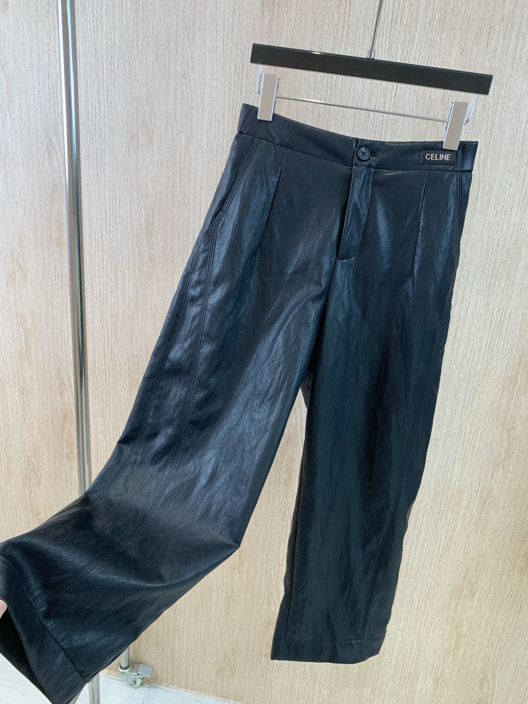 🛒𝐍𝐄𝐖 · 𝟐𝟎𝟐5/爆款现货原单品质 Celi*｜25新款贴标环保♻️进口植物蛋白皮皮裤四季皆可入，