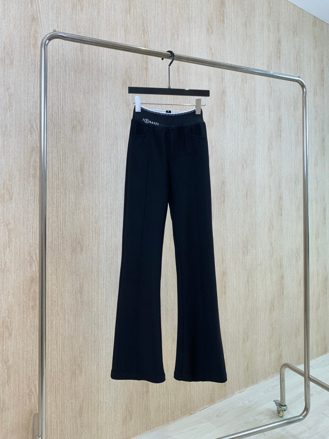 🛒𝐍𝐄𝐖 · 𝟐𝟎𝟐5/爆款现货原单品质 MM6｜25新品微喇弹力休闲裤！定制版型 极简黑白主义风法式优