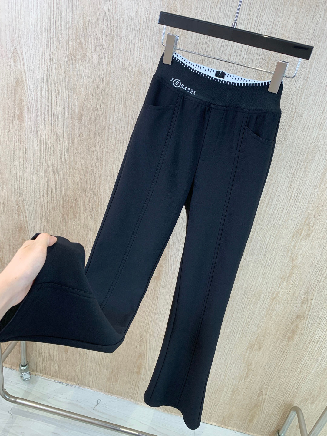 🛒𝐍𝐄𝐖 · 𝟐𝟎𝟐5/爆款现货原单品质 MM6｜25新品微喇弹力休闲裤！定制版型 极简黑白主义风法式优