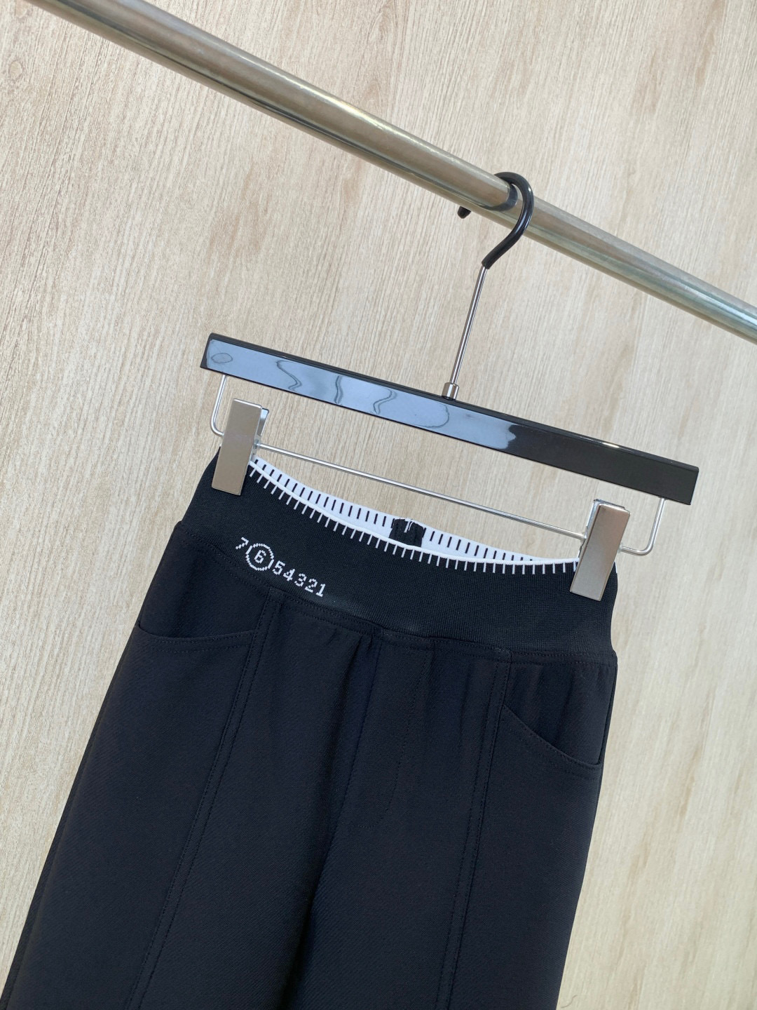 🛒𝐍𝐄𝐖 · 𝟐𝟎𝟐5/爆款现货原单品质 MM6｜25新品微喇弹力休闲裤！定制版型 极简黑白主义风法式优