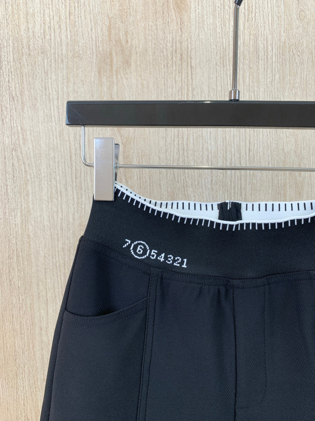 🛒𝐍𝐄𝐖 · 𝟐𝟎𝟐5/爆款现货原单品质 MM6｜25新品微喇弹力休闲裤！定制版型 极简黑白主义风法式优