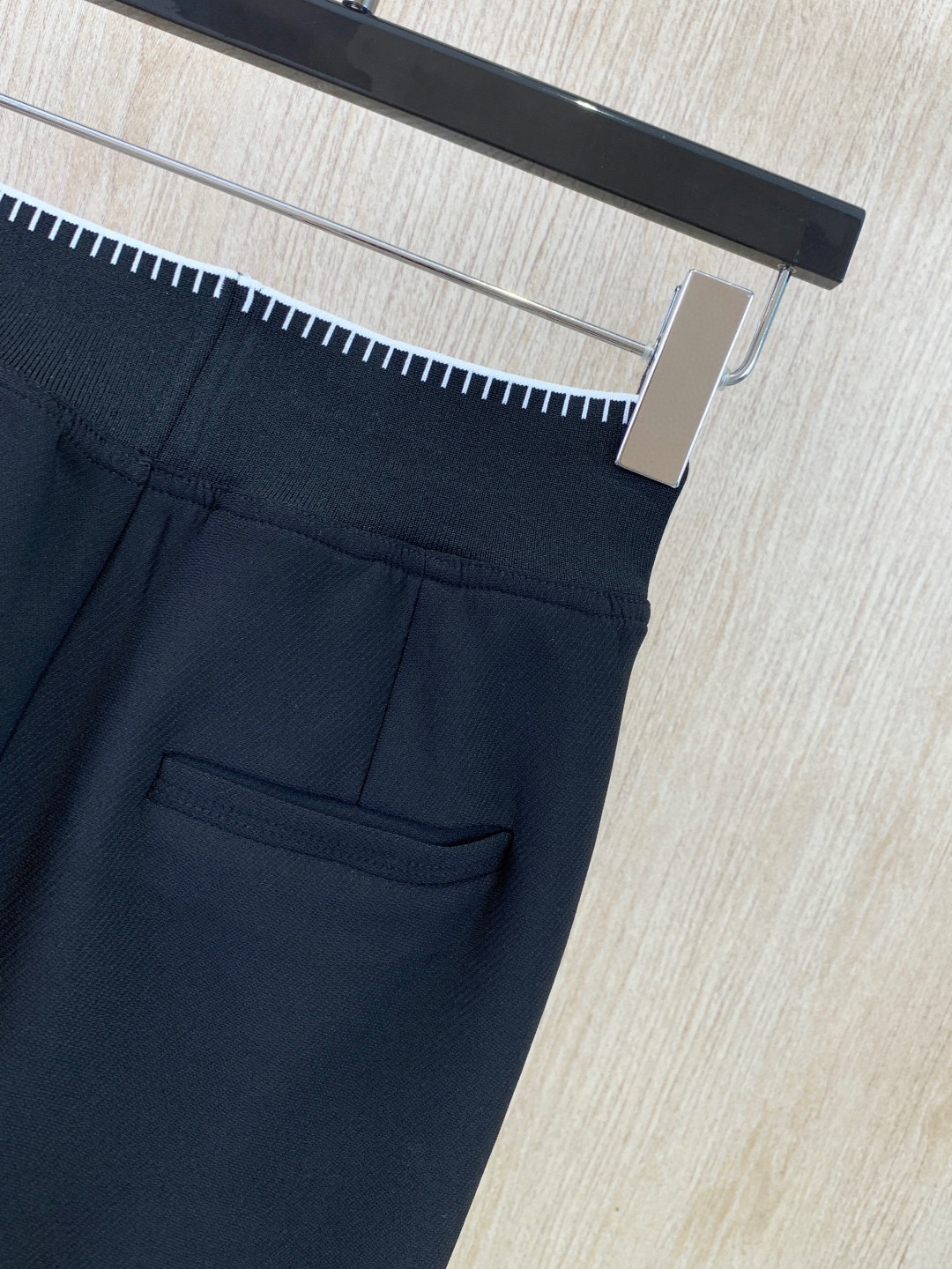 🛒𝐍𝐄𝐖 · 𝟐𝟎𝟐5/爆款现货原单品质 MM6｜25新品微喇弹力休闲裤！定制版型 极简黑白主义风法式优