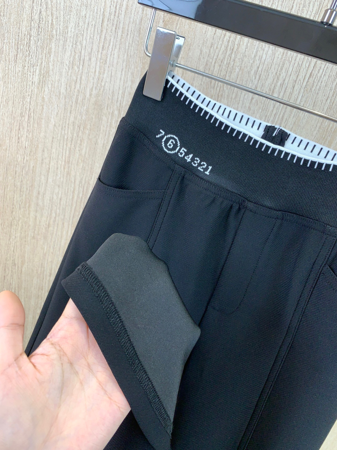 🛒𝐍𝐄𝐖 · 𝟐𝟎𝟐5/爆款现货原单品质 MM6｜25新品微喇弹力休闲裤！定制版型 极简黑白主义风法式优