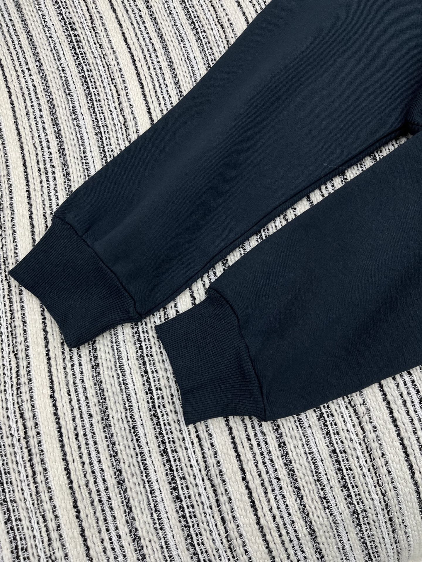 🛒𝐍𝐄𝐖 · 𝟐𝟎𝟐5/爆款现货【原版定制】Dio*｜25秋冬经典立体撞色字母带帽加绒卫衣干净利落的裁剪