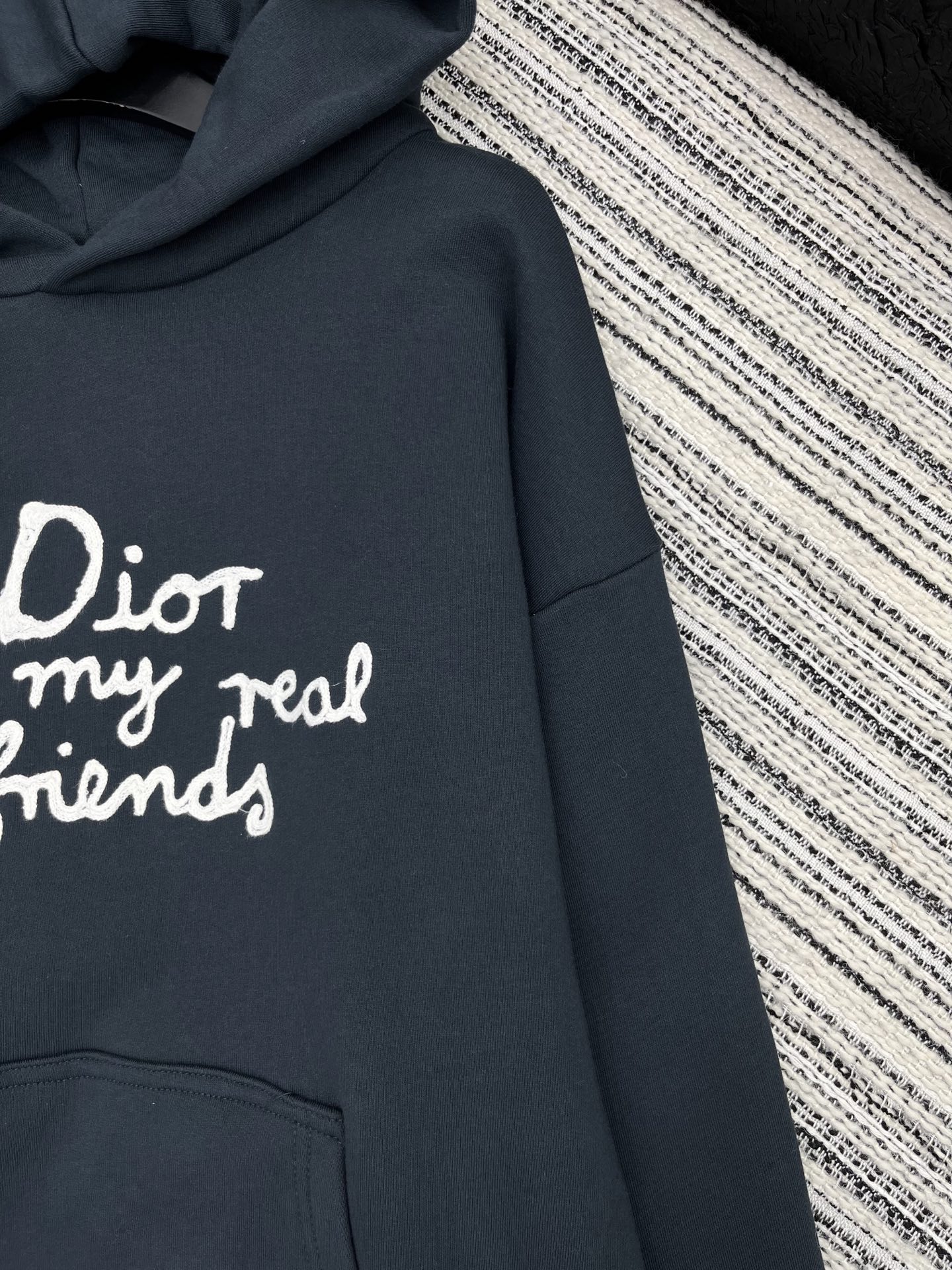 🛒𝐍𝐄𝐖 · 𝟐𝟎𝟐5/爆款现货【原版定制】Dio*｜25秋冬经典立体撞色字母带帽加绒卫衣干净利落的裁剪