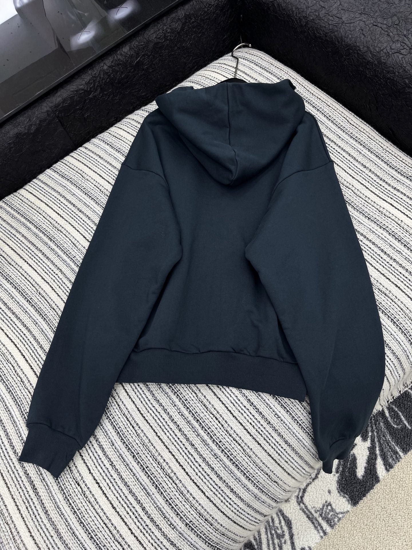 🛒𝐍𝐄𝐖 · 𝟐𝟎𝟐5/爆款现货【原版定制】Dio*｜25秋冬经典立体撞色字母带帽加绒卫衣干净利落的裁剪