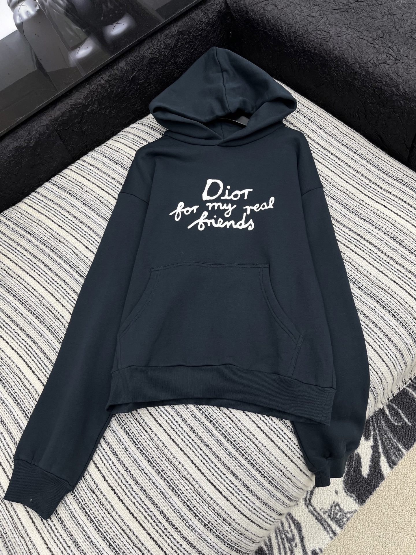 🛒𝐍𝐄𝐖 · 𝟐𝟎𝟐5/爆款现货【原版定制】Dio*｜25秋冬经典立体撞色字母带帽加绒卫衣干净利落的裁剪