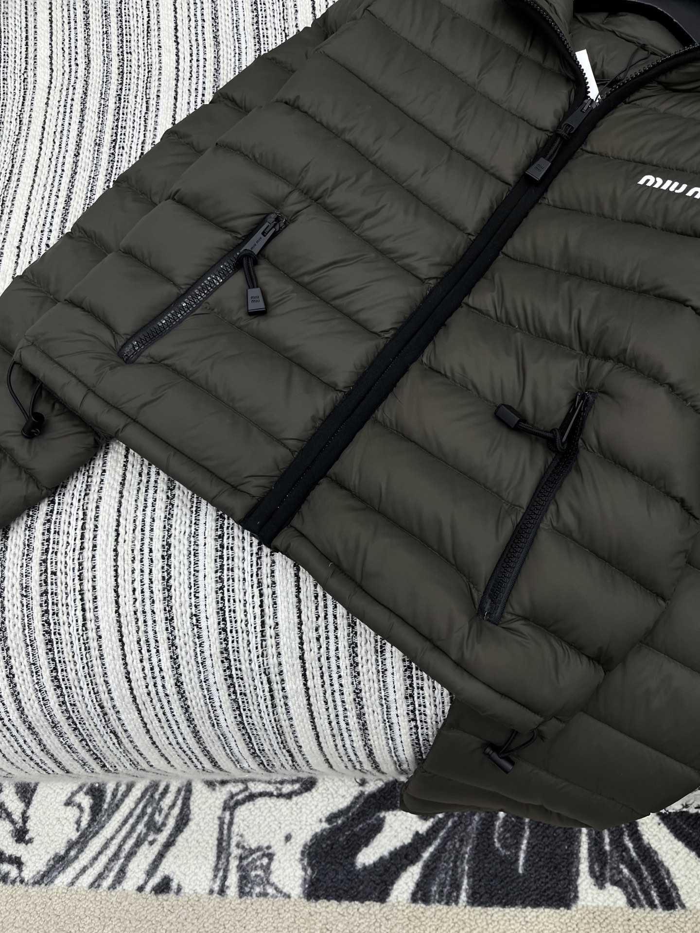 🛒𝐍𝐄𝐖 · 𝟐𝟎𝟐5/爆款现货【原版订制】Miu Mi *｜25秋冬带帽羽绒服外套面包服设计 90鹅绒