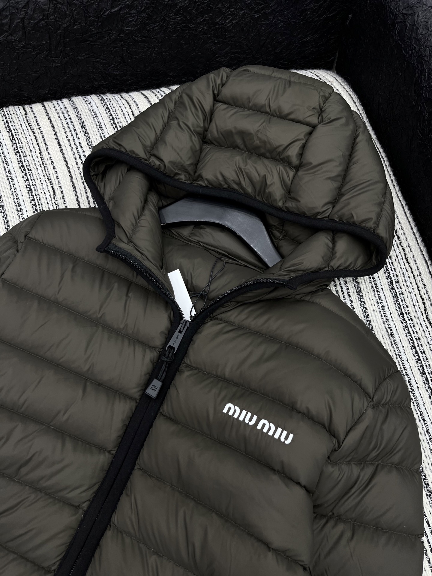 🛒𝐍𝐄𝐖 · 𝟐𝟎𝟐5/爆款现货【原版订制】Miu Mi *｜25秋冬带帽羽绒服外套面包服设计 90鹅绒