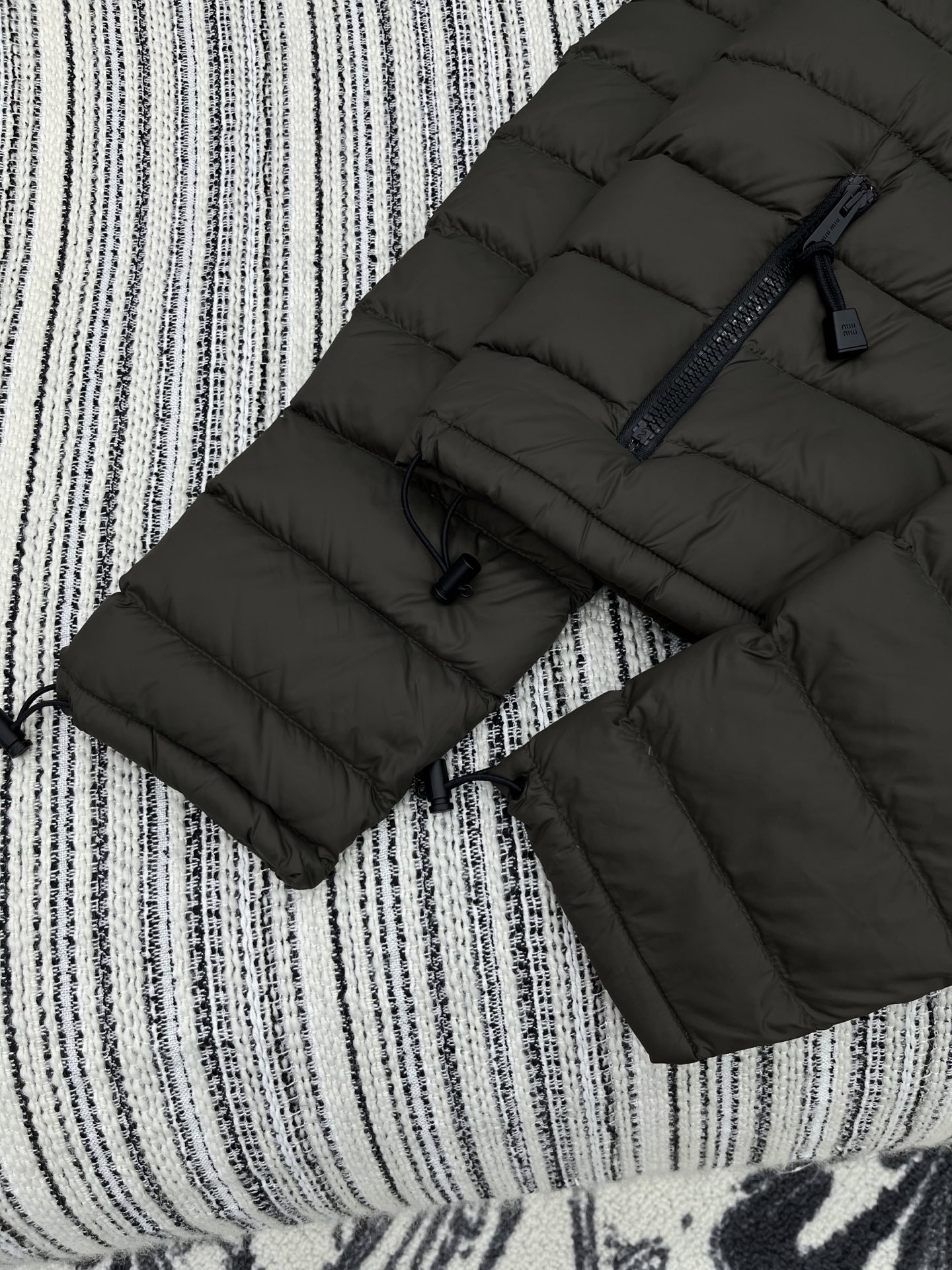 🛒𝐍𝐄𝐖 · 𝟐𝟎𝟐5/爆款现货【原版订制】Miu Mi *｜25秋冬带帽羽绒服外套面包服设计 90鹅绒