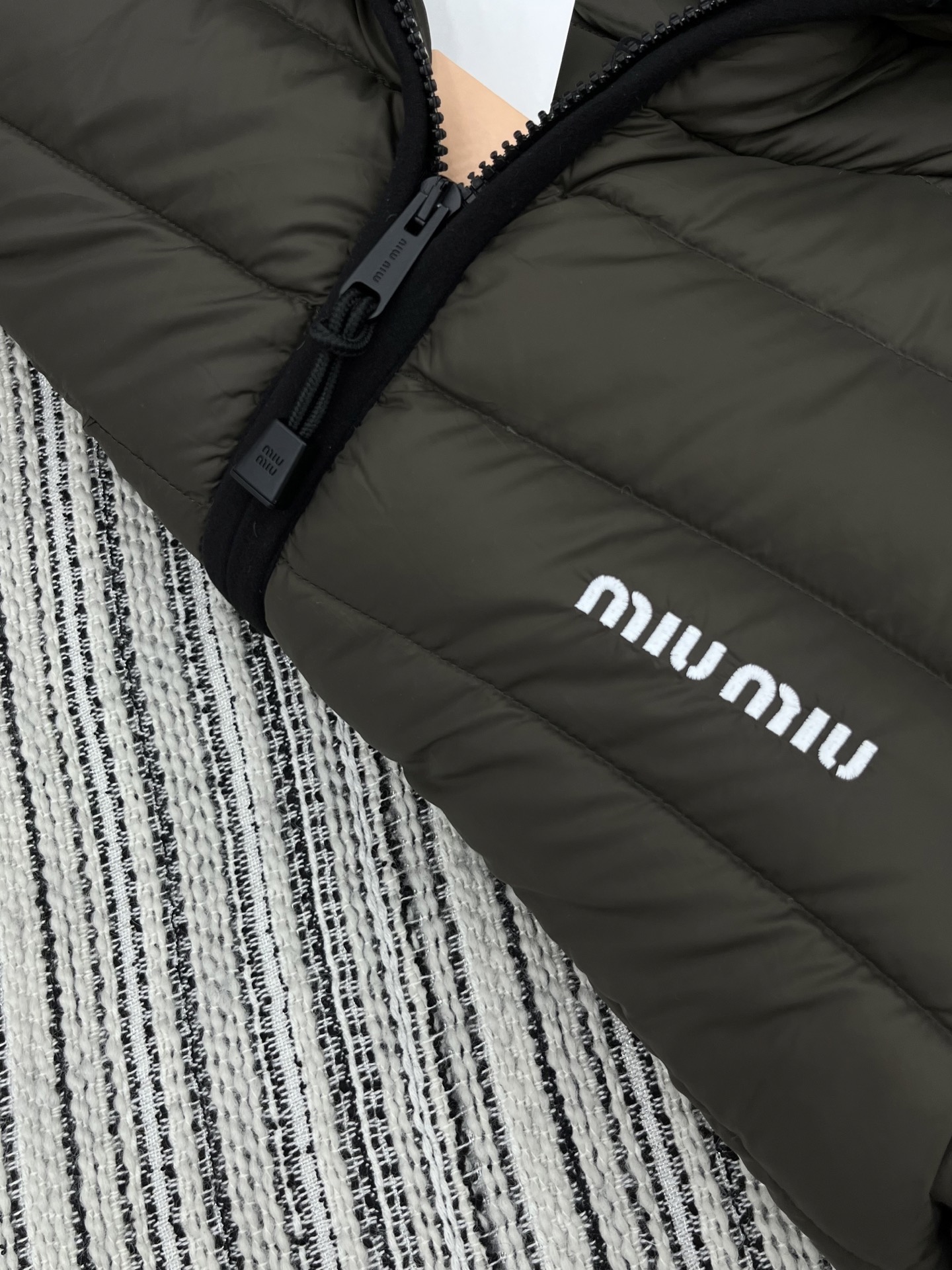 🛒𝐍𝐄𝐖 · 𝟐𝟎𝟐5/爆款现货【原版订制】Miu Mi *｜25秋冬带帽羽绒服外套面包服设计 90鹅绒