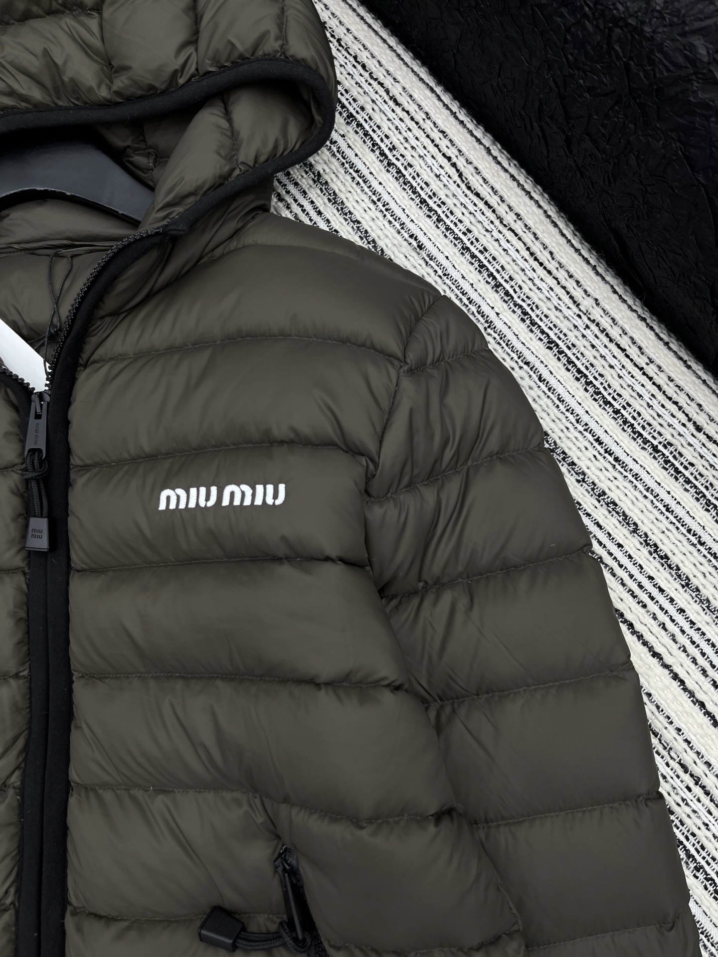 🛒𝐍𝐄𝐖 · 𝟐𝟎𝟐5/爆款现货【原版订制】Miu Mi *｜25秋冬带帽羽绒服外套面包服设计 90鹅绒