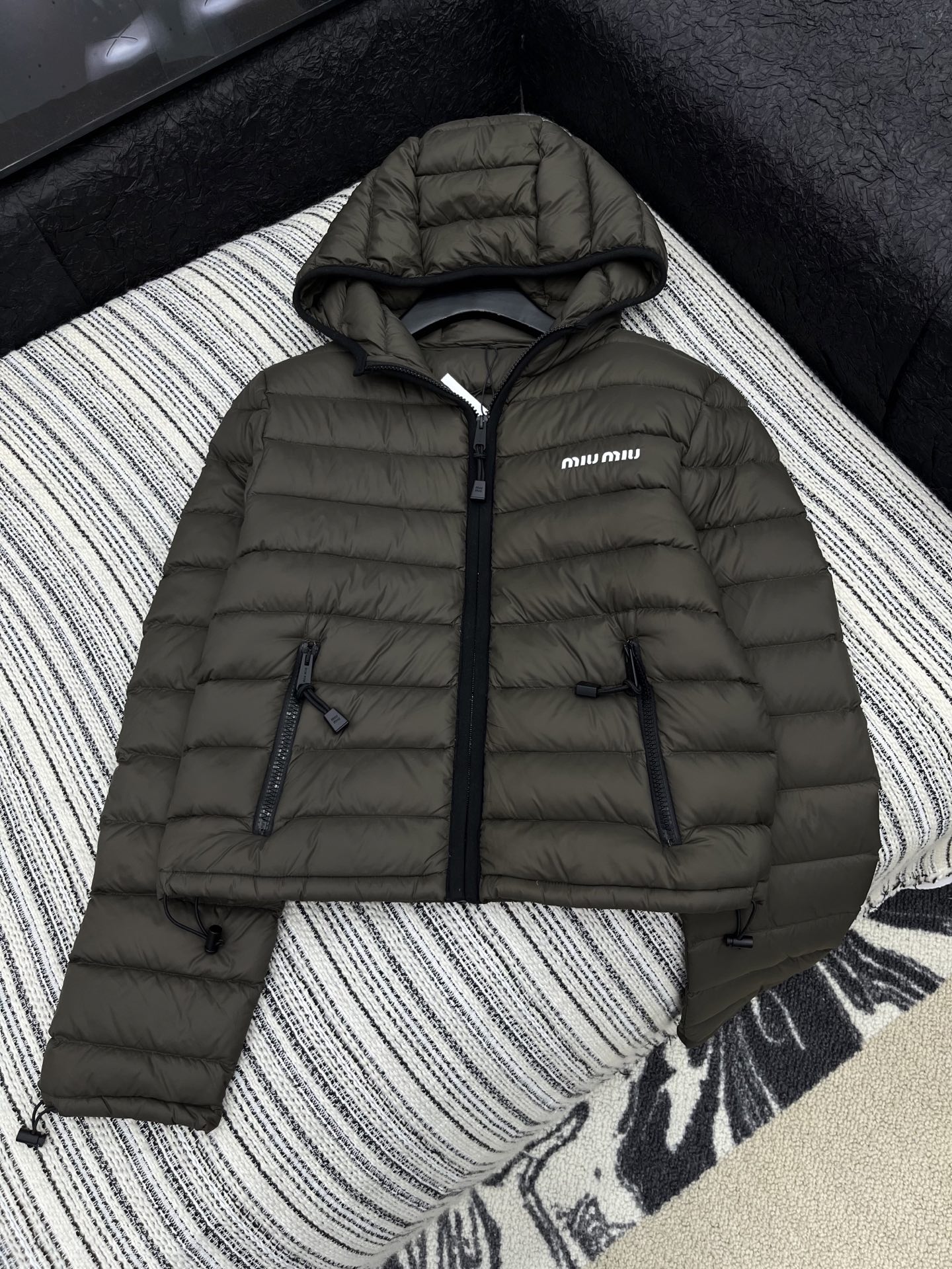 🛒𝐍𝐄𝐖 · 𝟐𝟎𝟐5/爆款现货【原版订制】Miu Mi *｜25秋冬带帽羽绒服外套面包服设计 90鹅绒