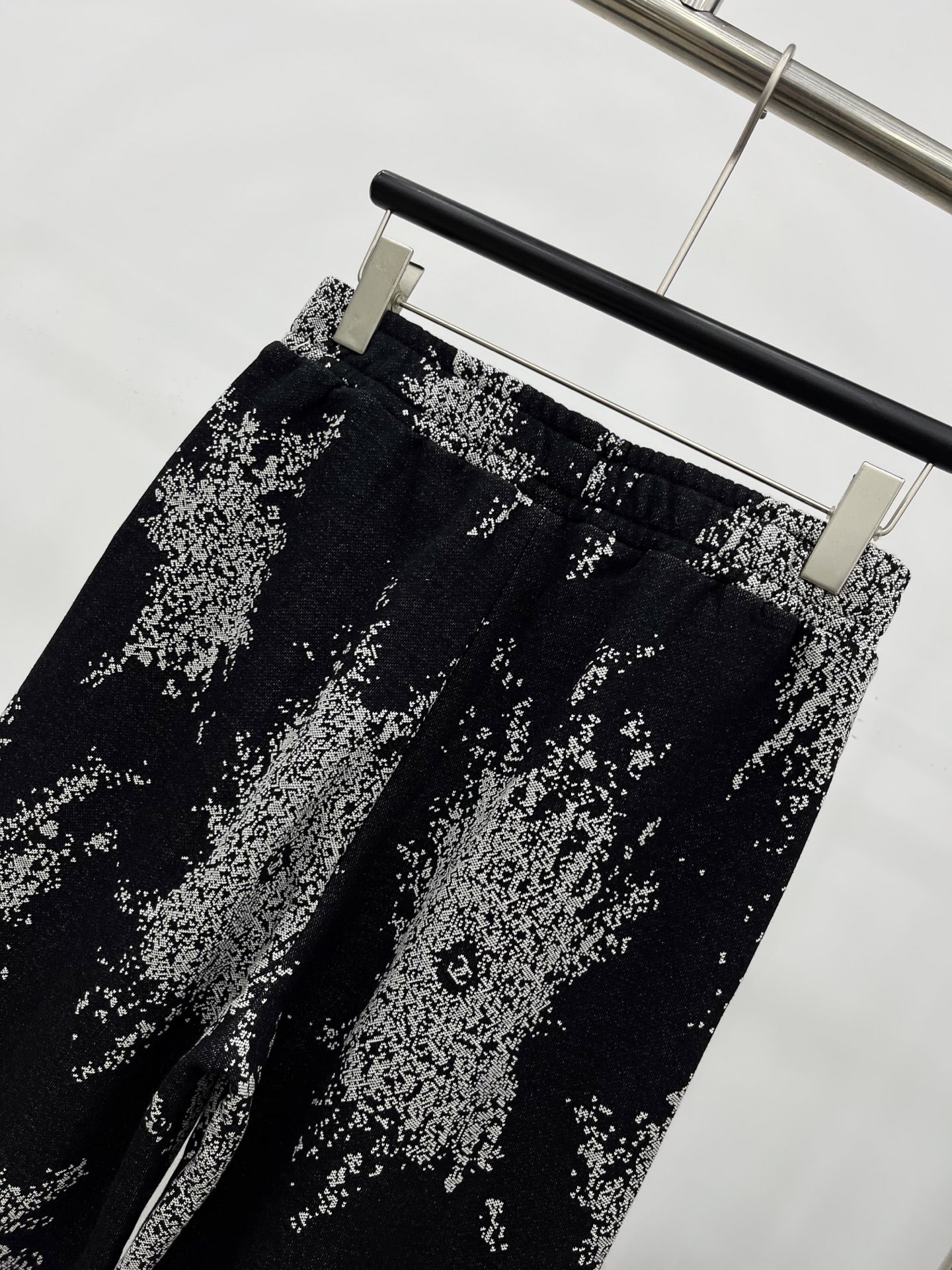 🛒𝐍𝐄𝐖 · 𝟐𝟎𝟐5/爆款现货【原版定制】Chane*｜25早秋经典提花复合绒面休闲裤干净利落的裁剪，