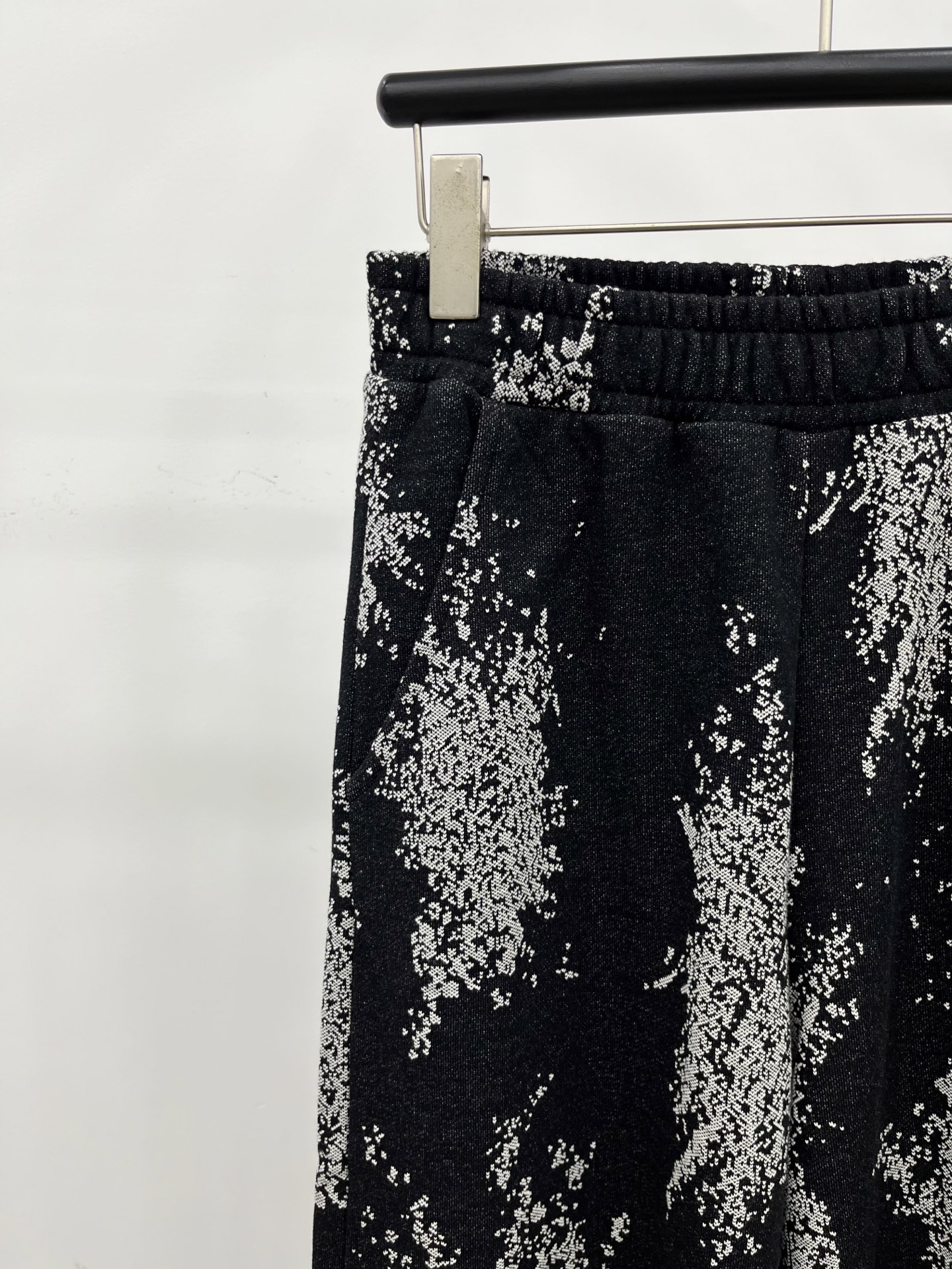 🛒𝐍𝐄𝐖 · 𝟐𝟎𝟐5/爆款现货【原版定制】Chane*｜25早秋经典提花复合绒面休闲裤干净利落的裁剪，