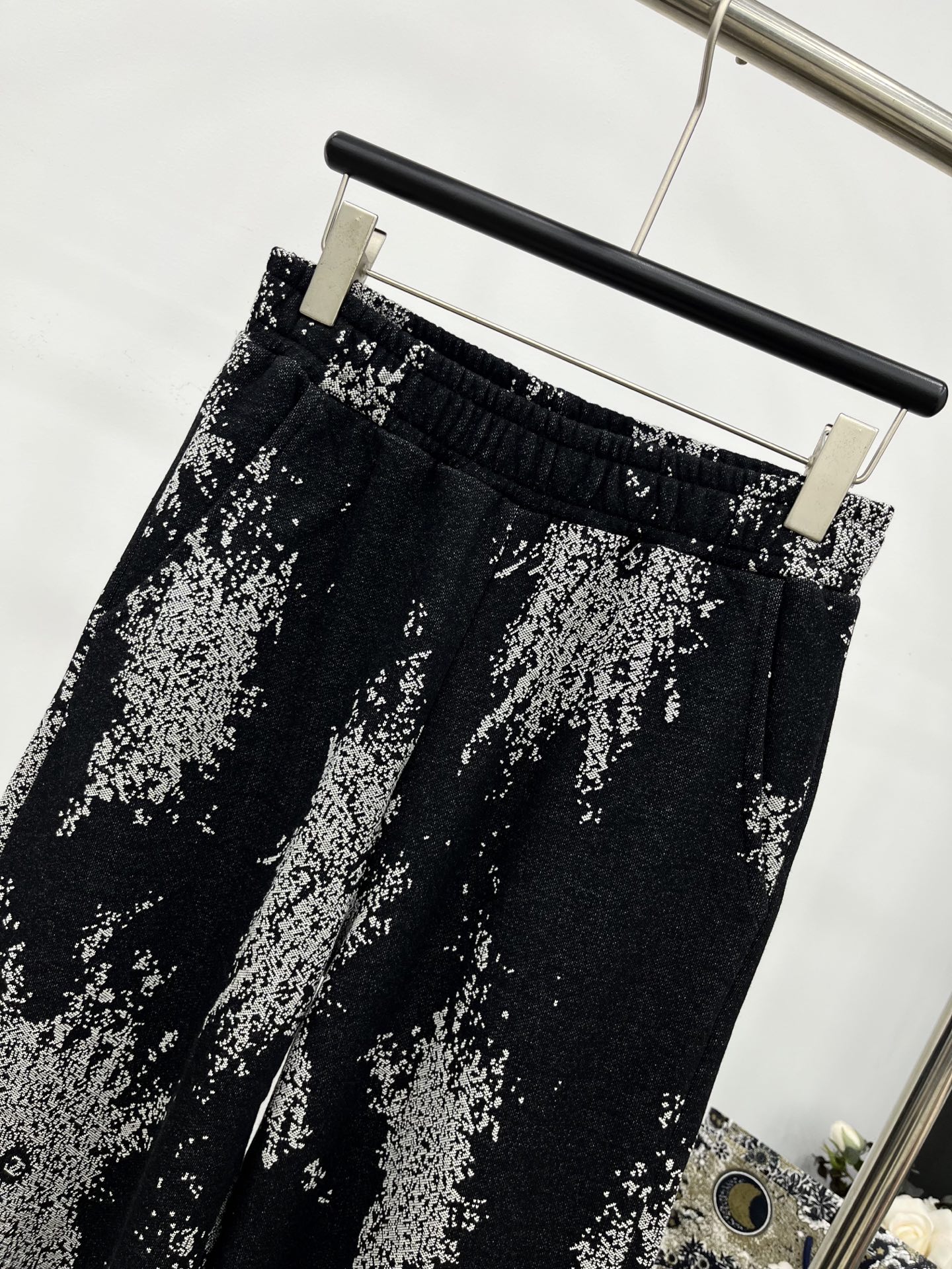 🛒𝐍𝐄𝐖 · 𝟐𝟎𝟐5/爆款现货【原版定制】Chane*｜25早秋经典提花复合绒面休闲裤干净利落的裁剪，