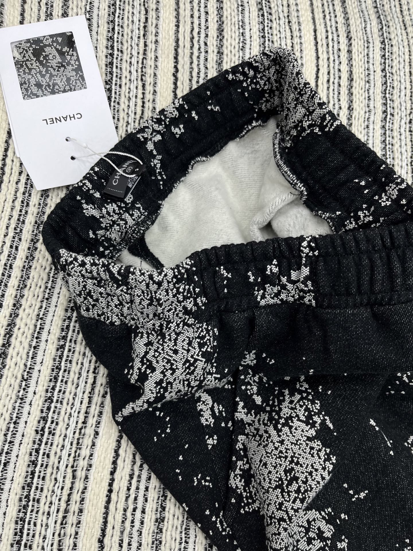 🛒𝐍𝐄𝐖 · 𝟐𝟎𝟐5/爆款现货【原版定制】Chane*｜25早秋经典提花复合绒面休闲裤干净利落的裁剪，