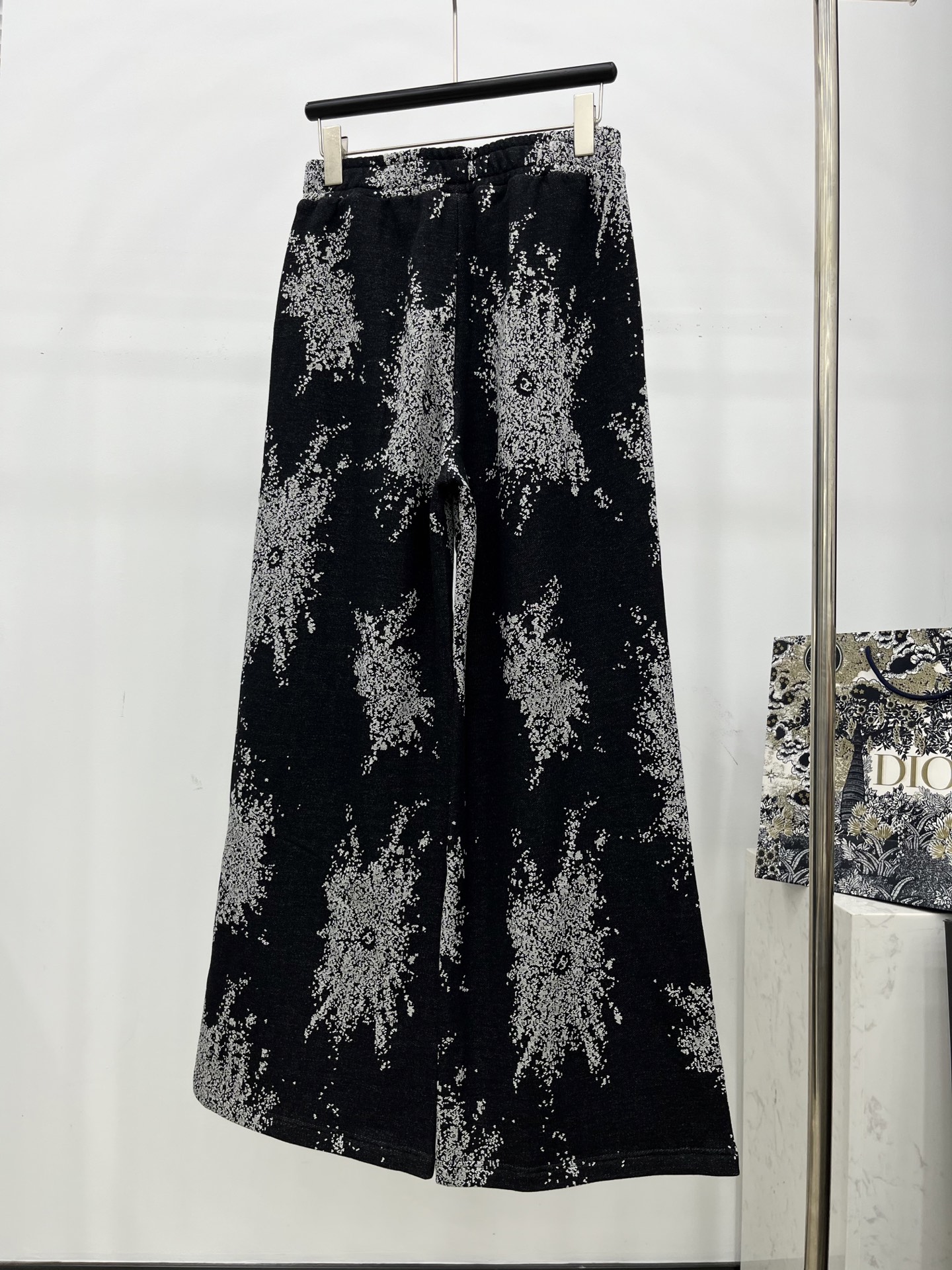 🛒𝐍𝐄𝐖 · 𝟐𝟎𝟐5/爆款现货【原版定制】Chane*｜25早秋经典提花复合绒面休闲裤干净利落的裁剪，