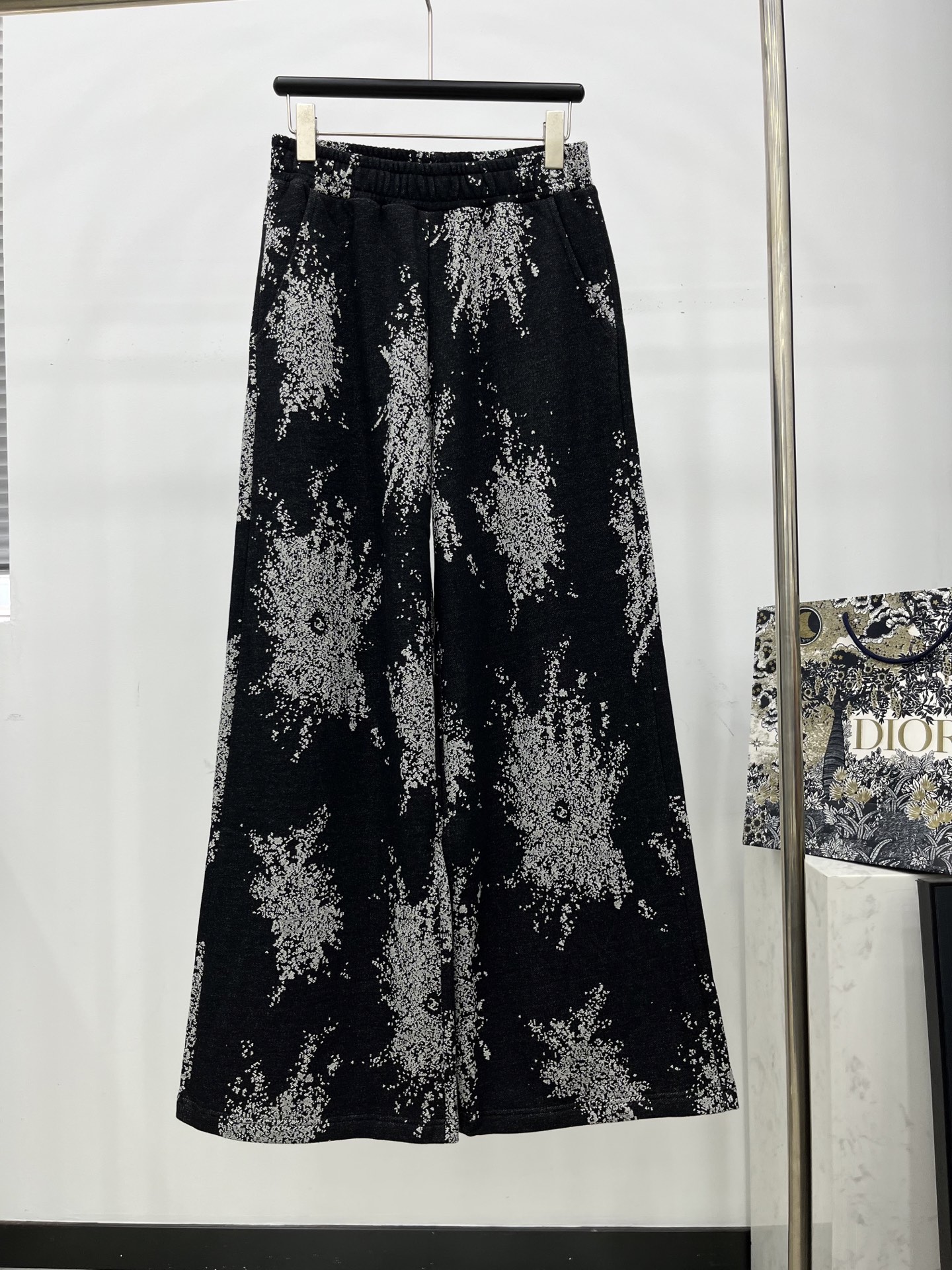 🛒𝐍𝐄𝐖 · 𝟐𝟎𝟐5/爆款现货【原版定制】Chane*｜25早秋经典提花复合绒面休闲裤干净利落的裁剪，