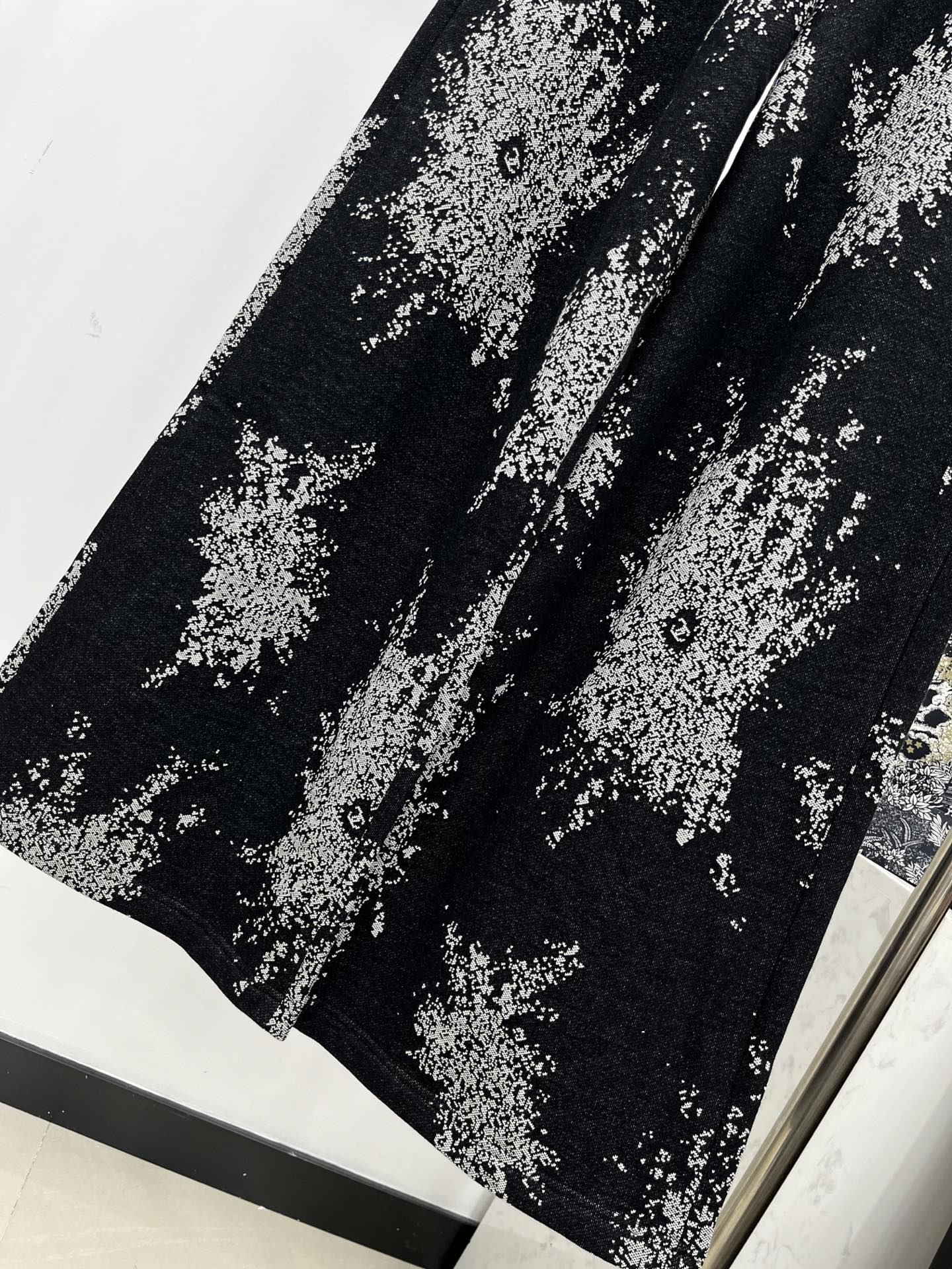 🛒𝐍𝐄𝐖 · 𝟐𝟎𝟐5/爆款现货【原版定制】Chane*｜25早秋经典提花复合绒面休闲裤干净利落的裁剪，